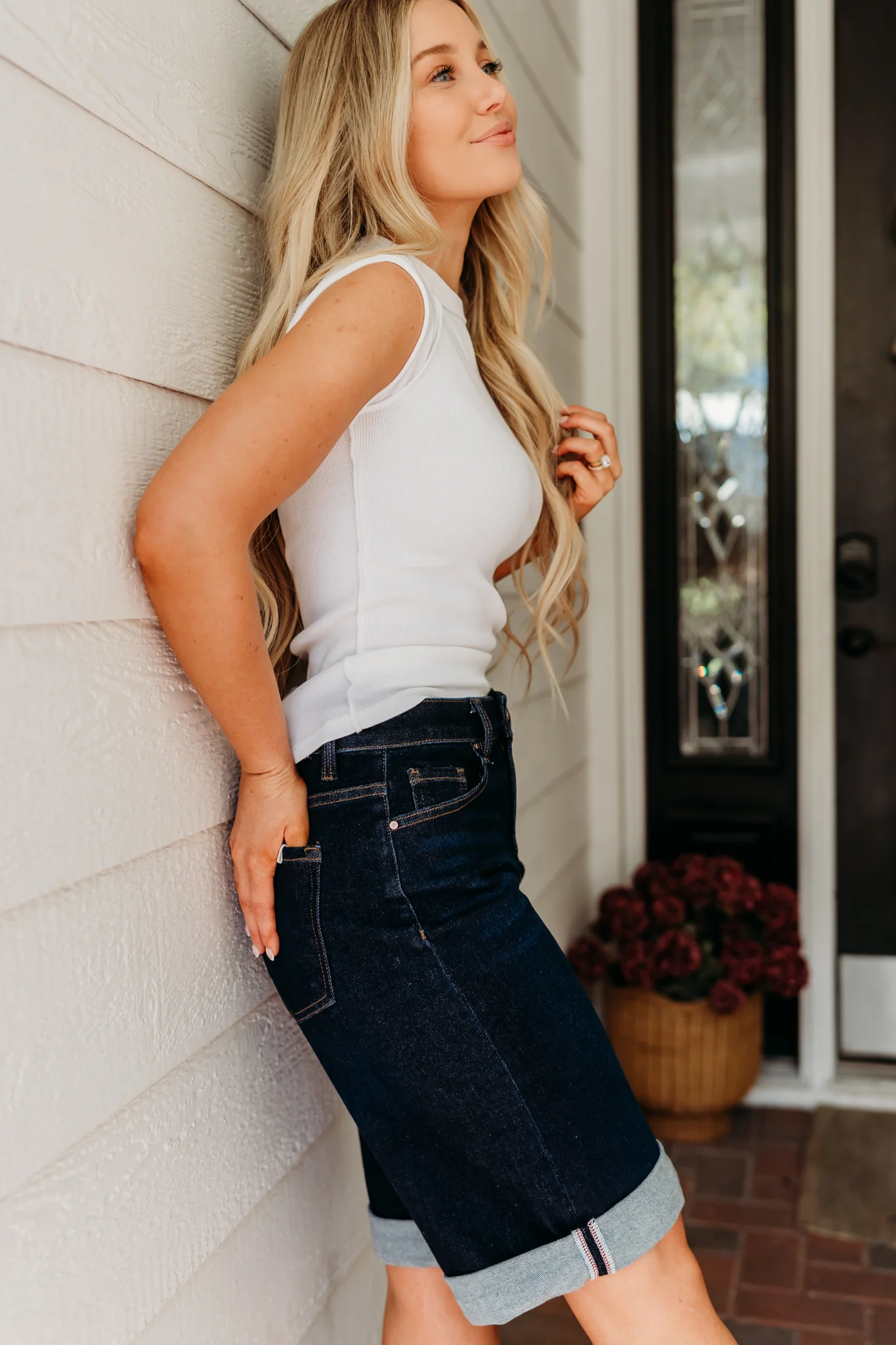 THE AINSLEY CUFFED HEM JORTS IN DARK DENIM - Image 2
