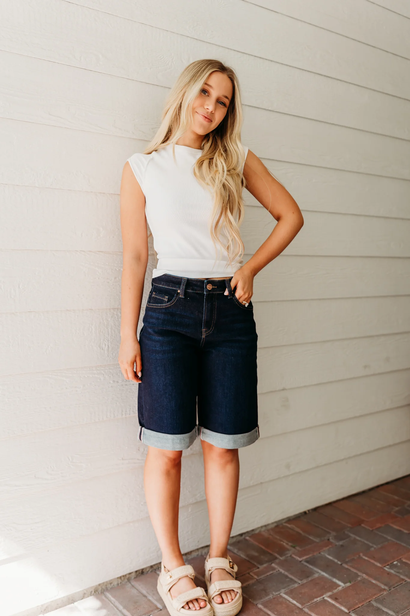 THE AINSLEY CUFFED HEM JORTS IN DARK DENIM - Image 4