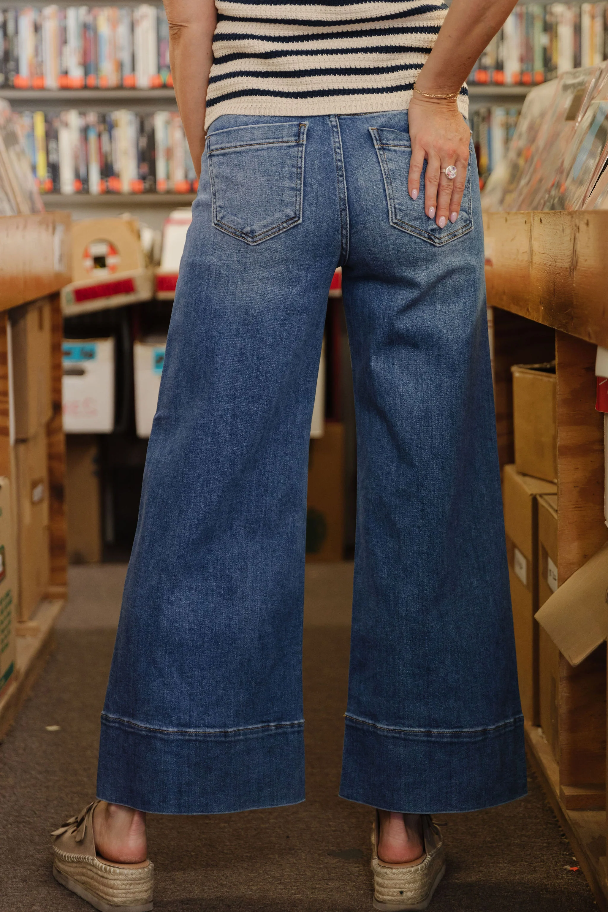 THE AMAYA CROPPED WIDE LEG JEANS IN MEDIUM WASH - Image 8