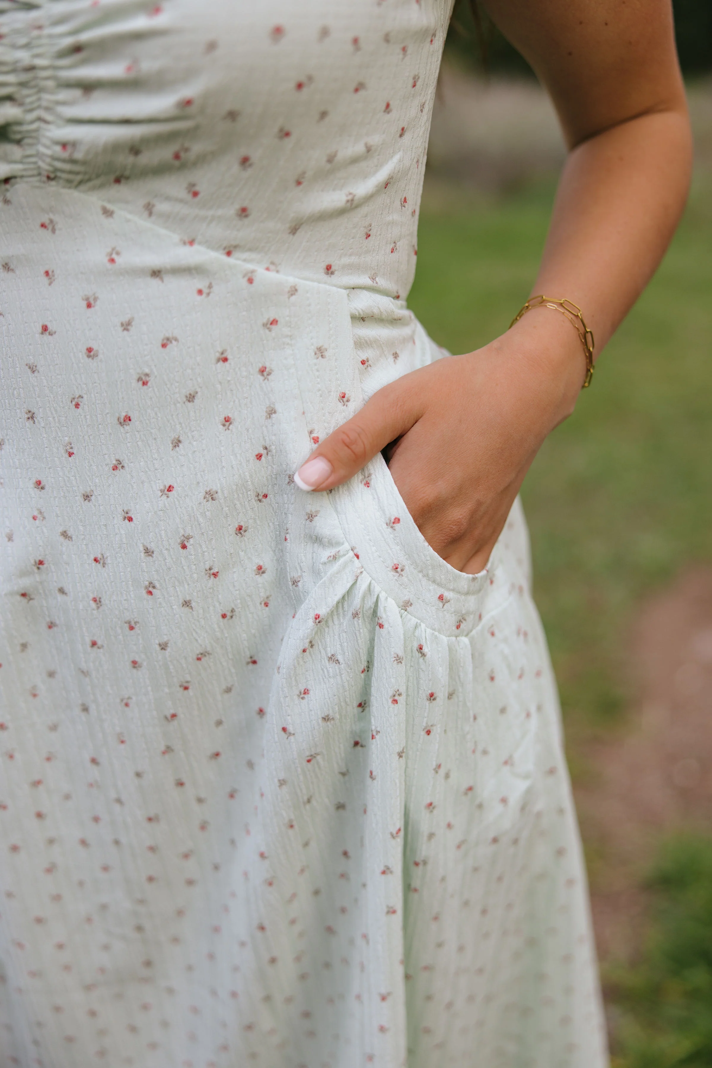 THE ANNABELLE DITSY FLORAL FLUTTER SLEEVE DRESS - Image 4