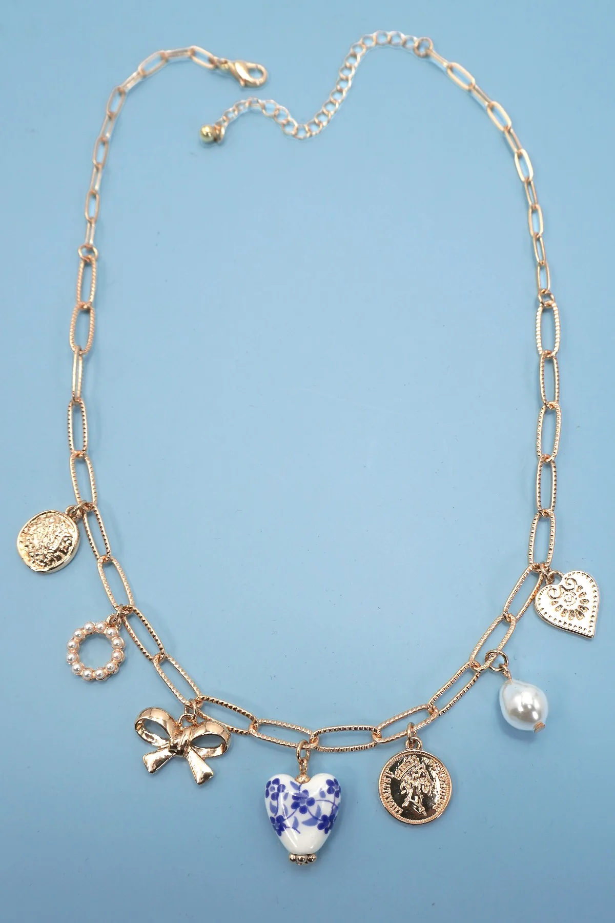 THE ANTIQUE CHARM NECKLACE IN GOLD - Image 2