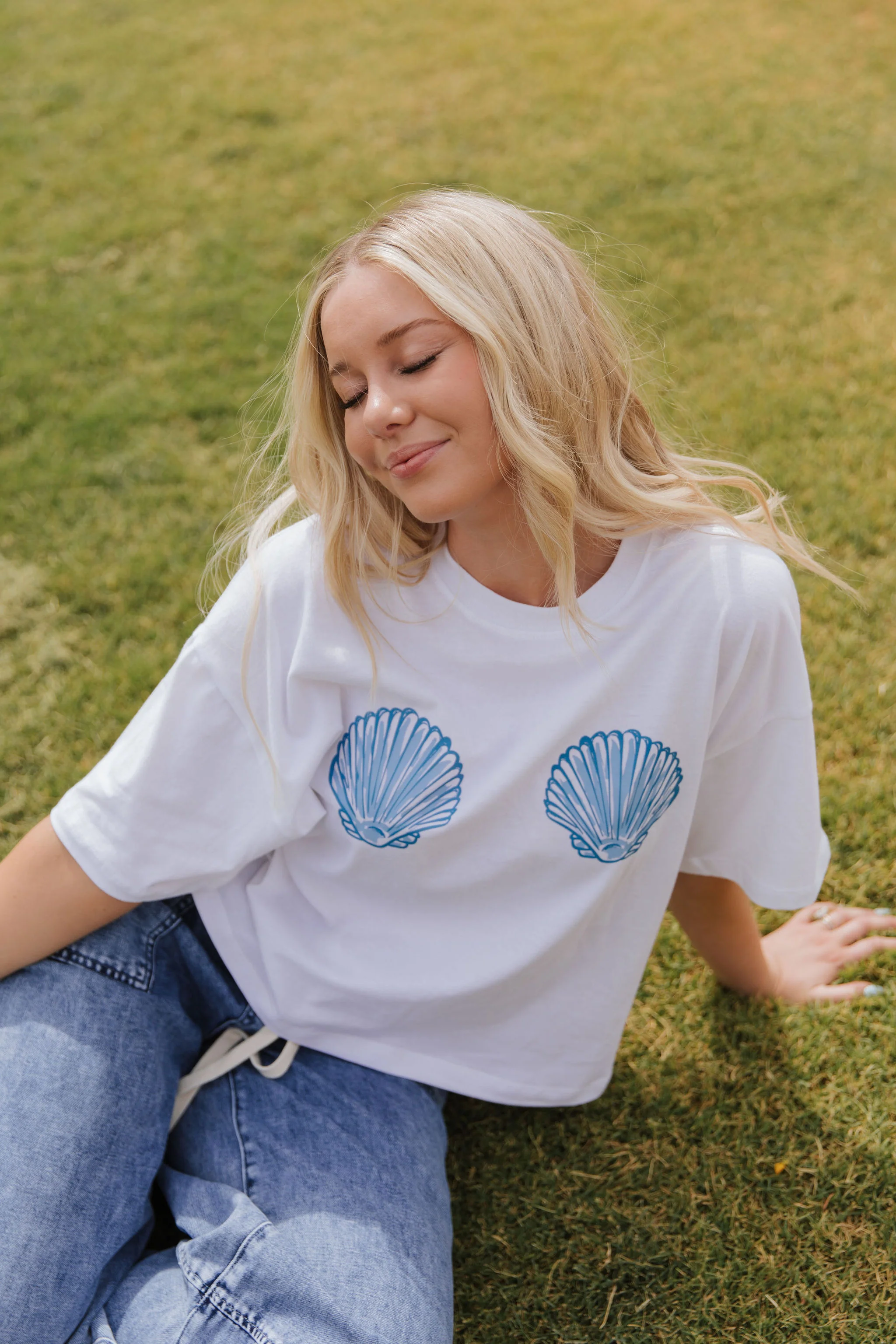 THE ARIEL SEA SHELL CROPPED TEE IN WHITE