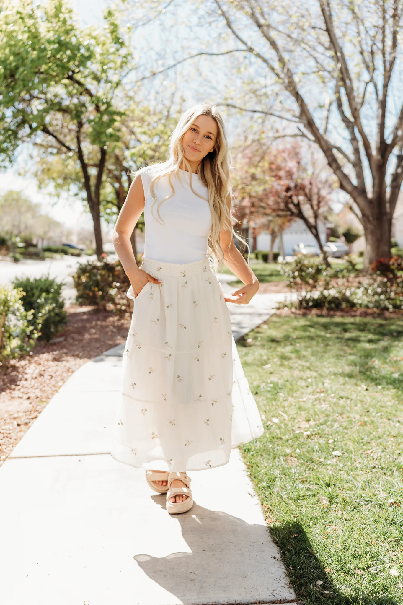 THE ASTERIA FLOWER EMBROIDERED SKIRT IN CREAM - Image 2