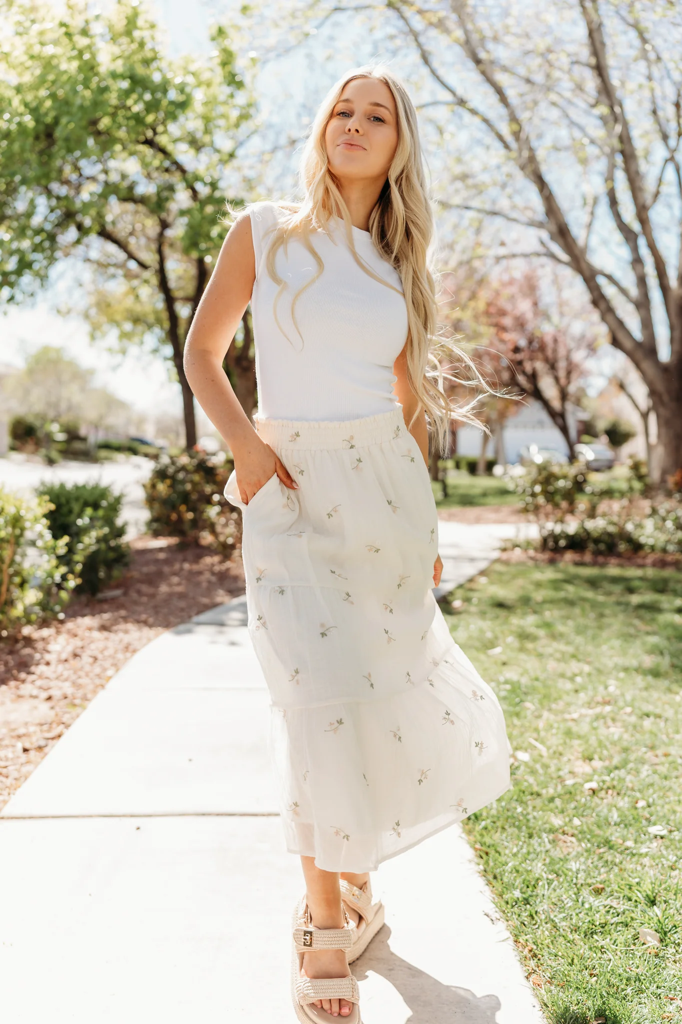 THE ASTERIA FLOWER EMBROIDERED SKIRT IN CREAM - Image 3
