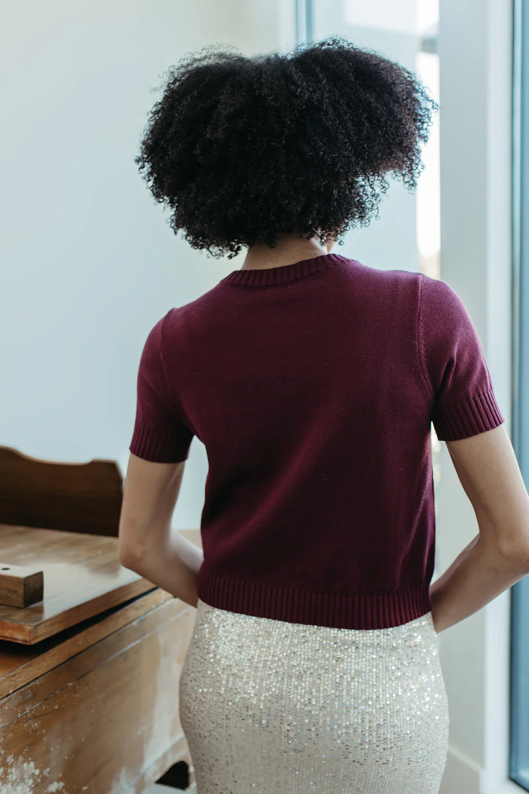 THE AVERY BUTTON DOWN SWEATER IN BURGUNDY - Image 5