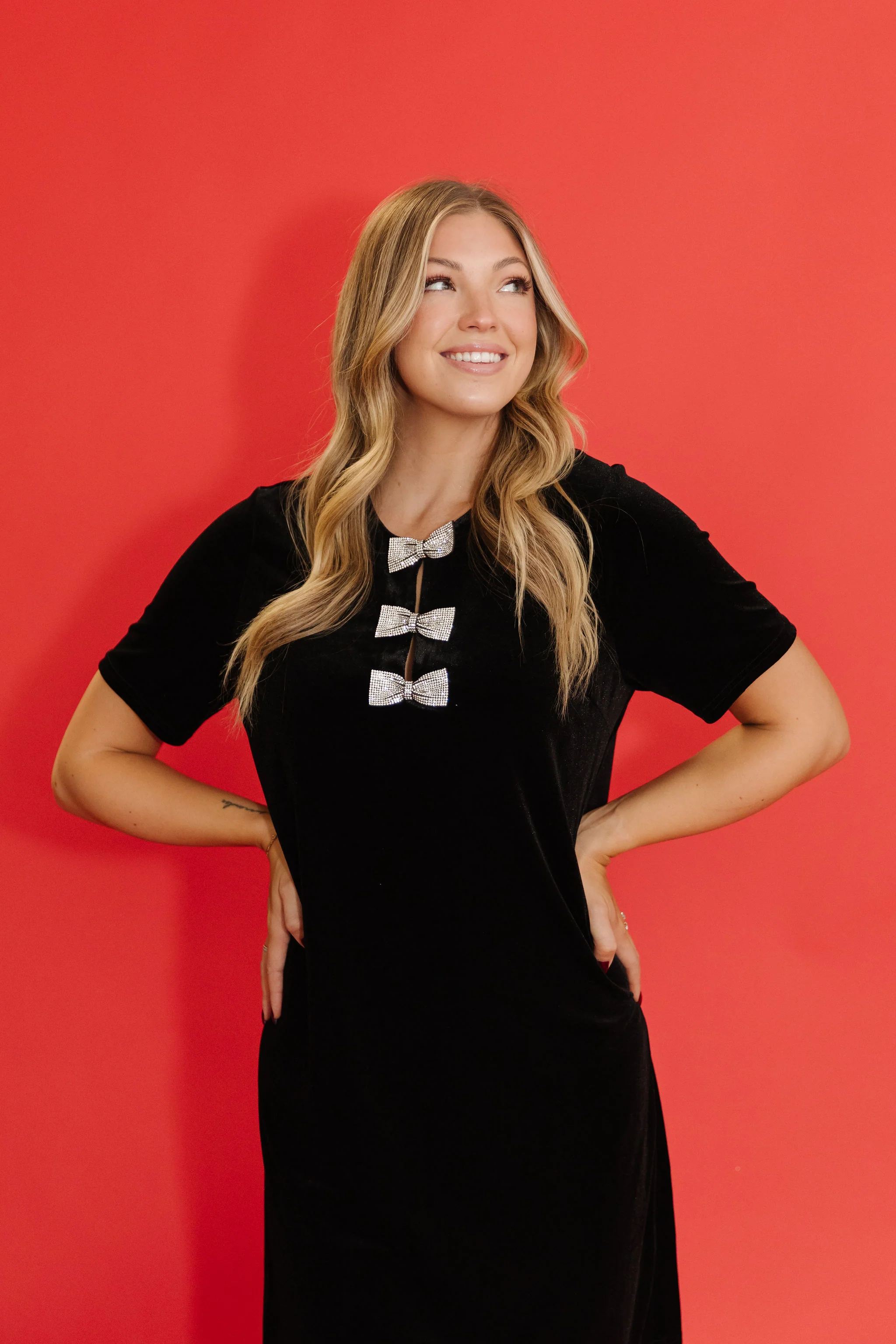 THE BELLE VELVET SHIFT DRESS IN BLACK - Image 4