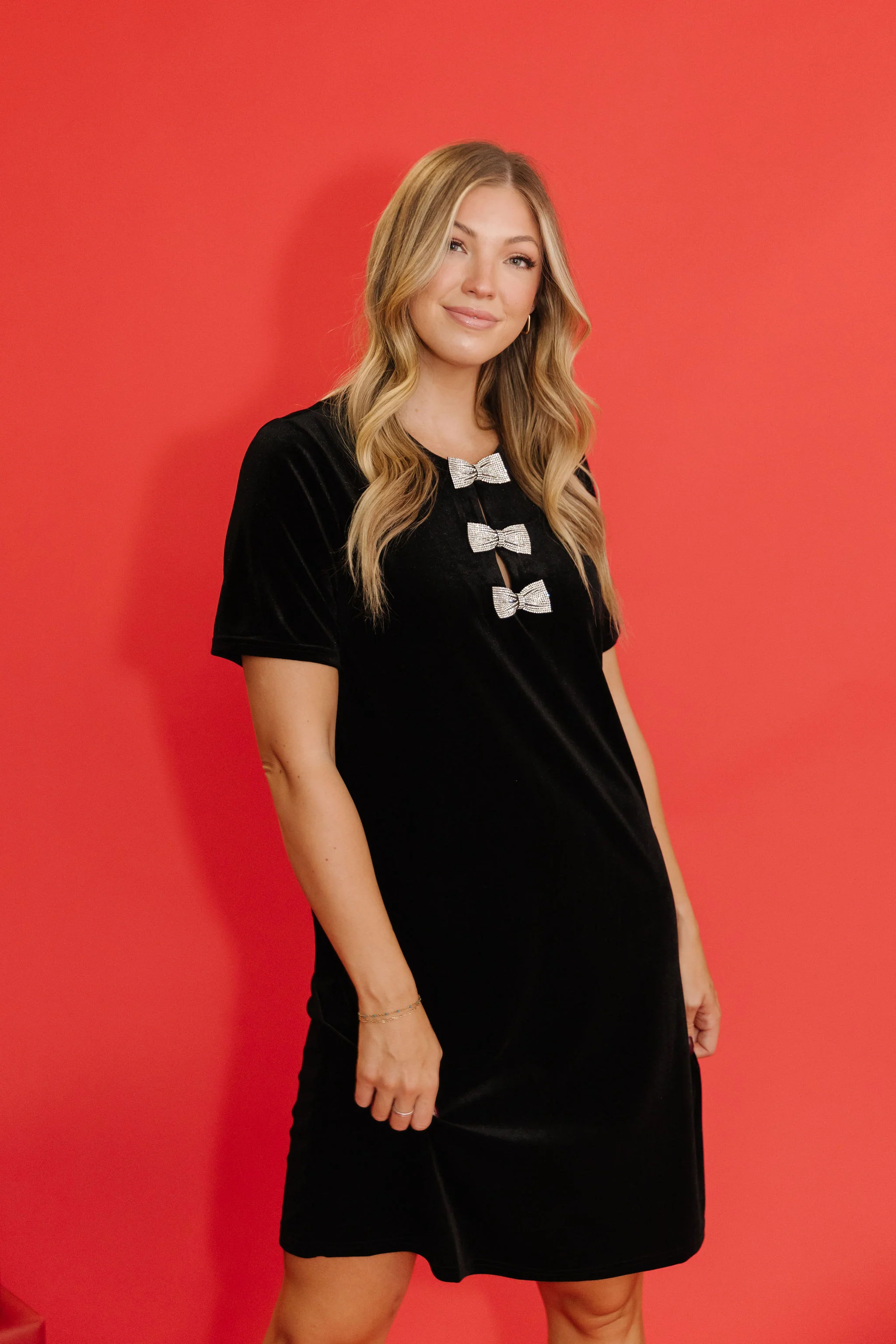 THE BELLE VELVET SHIFT DRESS IN BLACK - Image 6