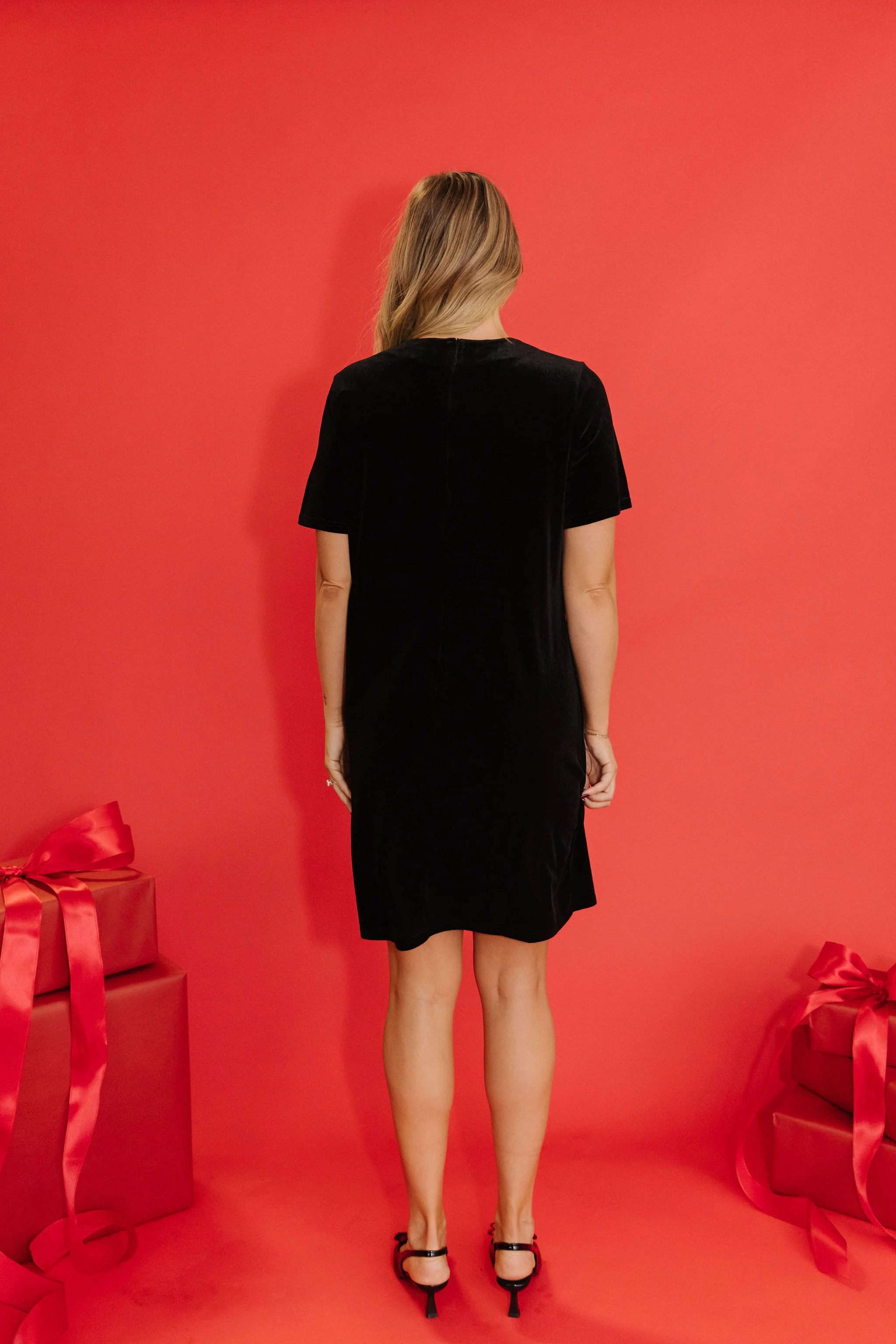 THE BELLE VELVET SHIFT DRESS IN BLACK - Image 7
