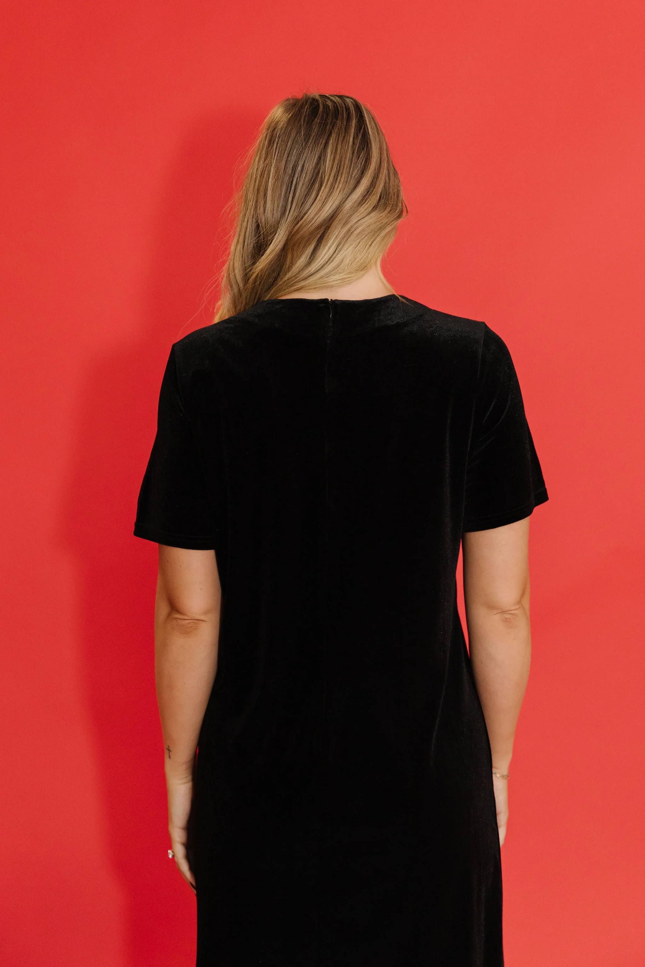 THE BELLE VELVET SHIFT DRESS IN BLACK - Image 8