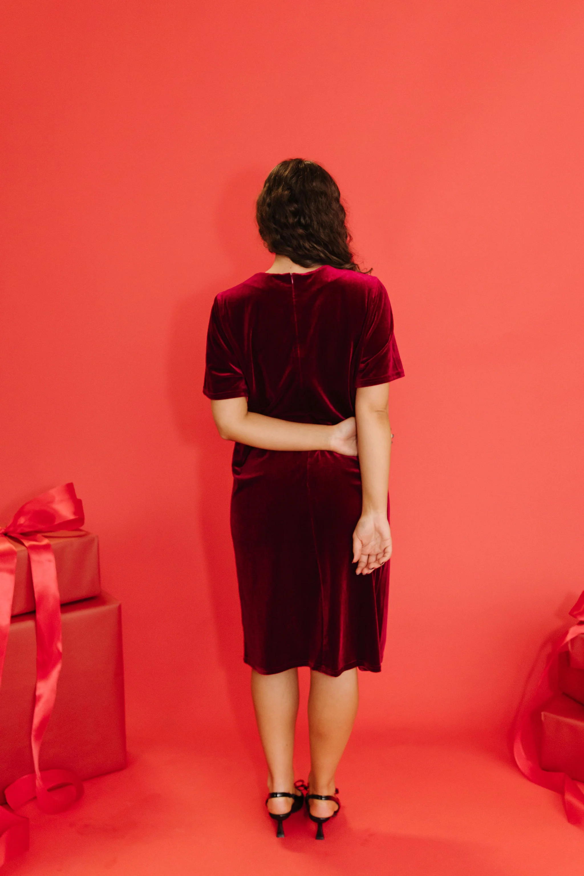 THE BELLE VELVET SHIFT DRESS IN BURGUNDY - Image 6