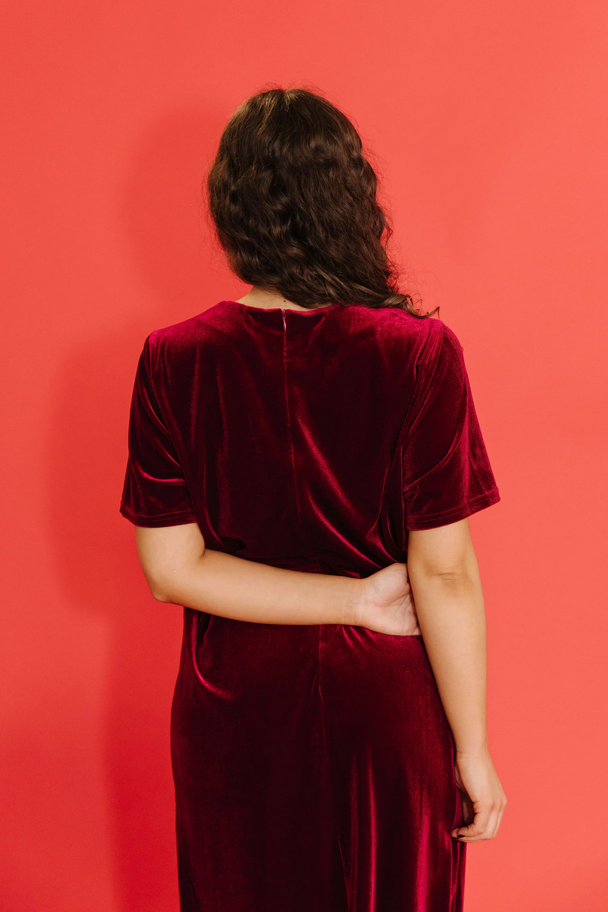 THE BELLE VELVET SHIFT DRESS IN BURGUNDY - Image 7