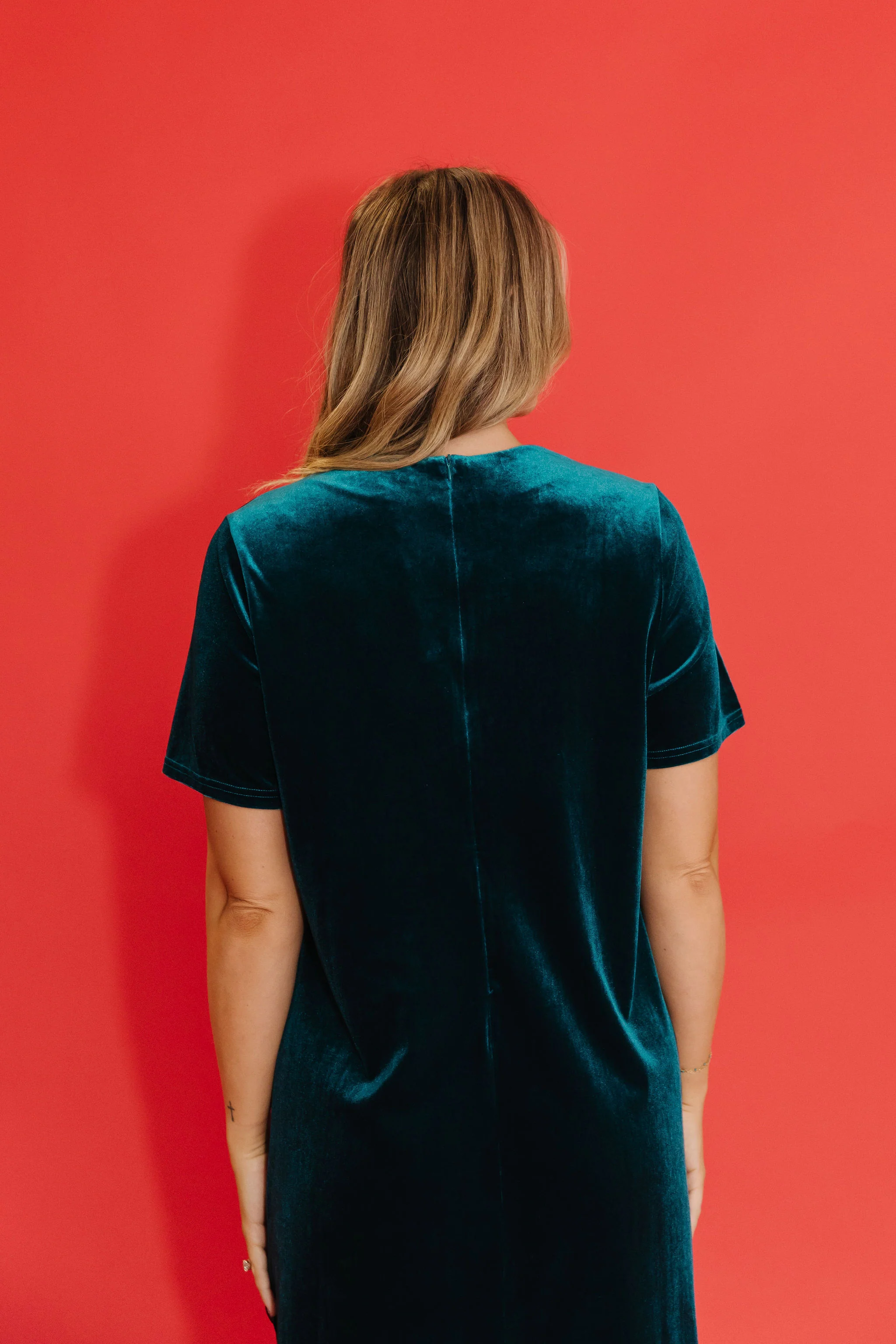 THE BELLE VELVET SHIFT DRESS IN TEAL - Image 7