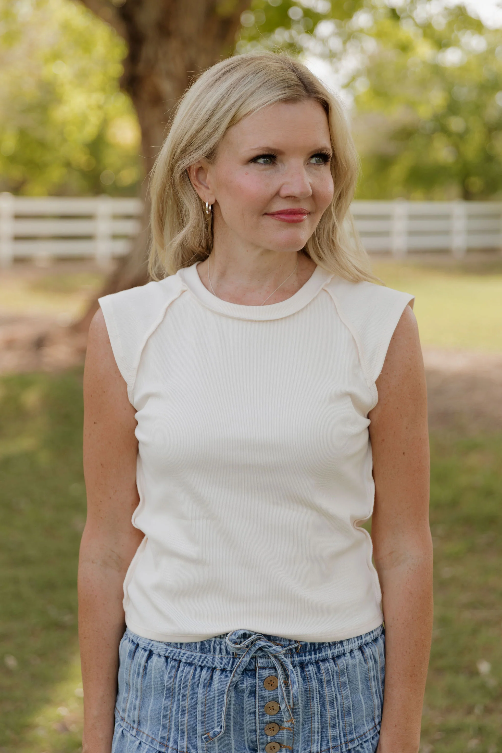 THE CHANDRA RIBBED RAGLAN SLEEVE TOP IN CREAM - Image 3