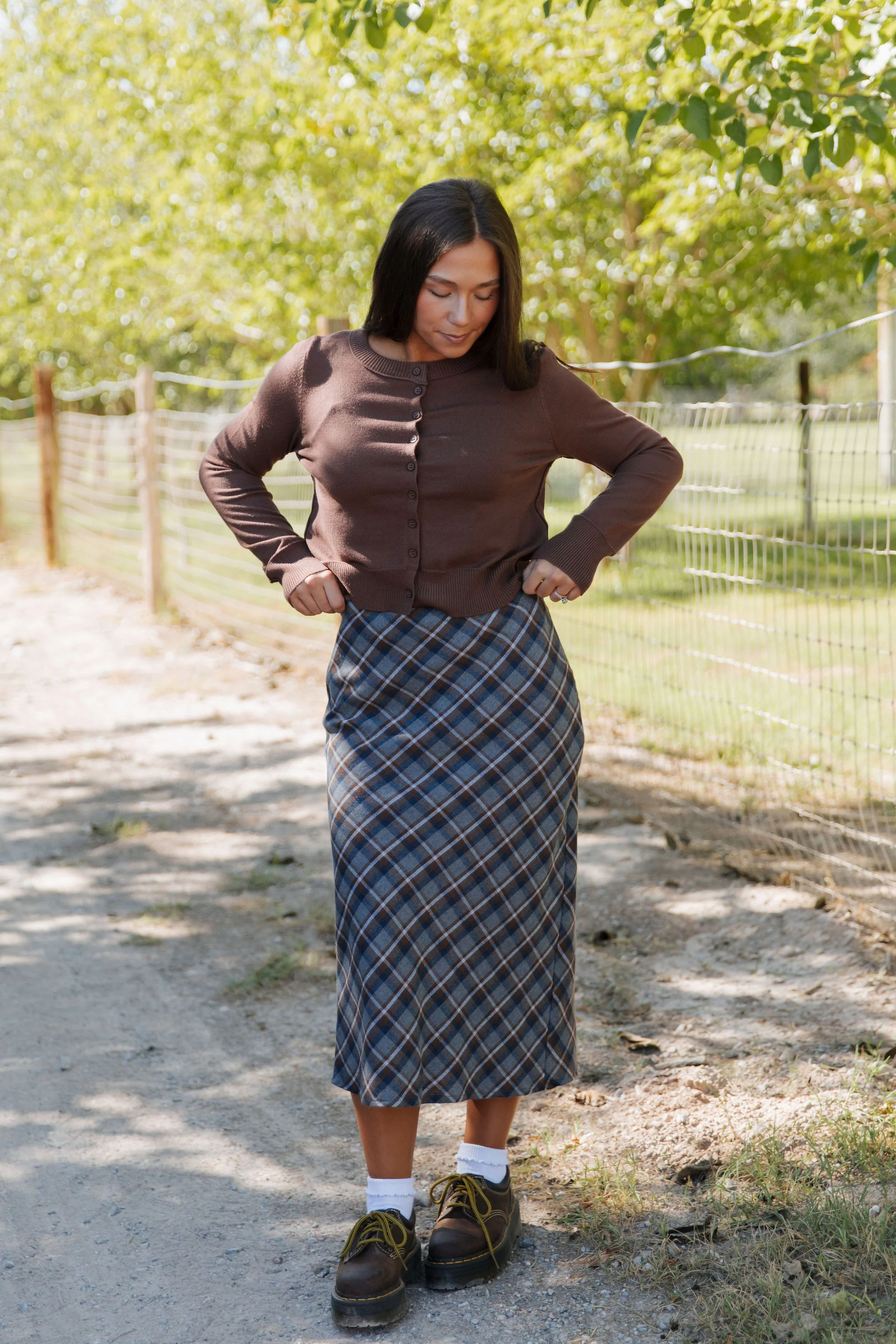 THE CHER PLAID MIDI SKIRT IN GREY PLAID - Image 4