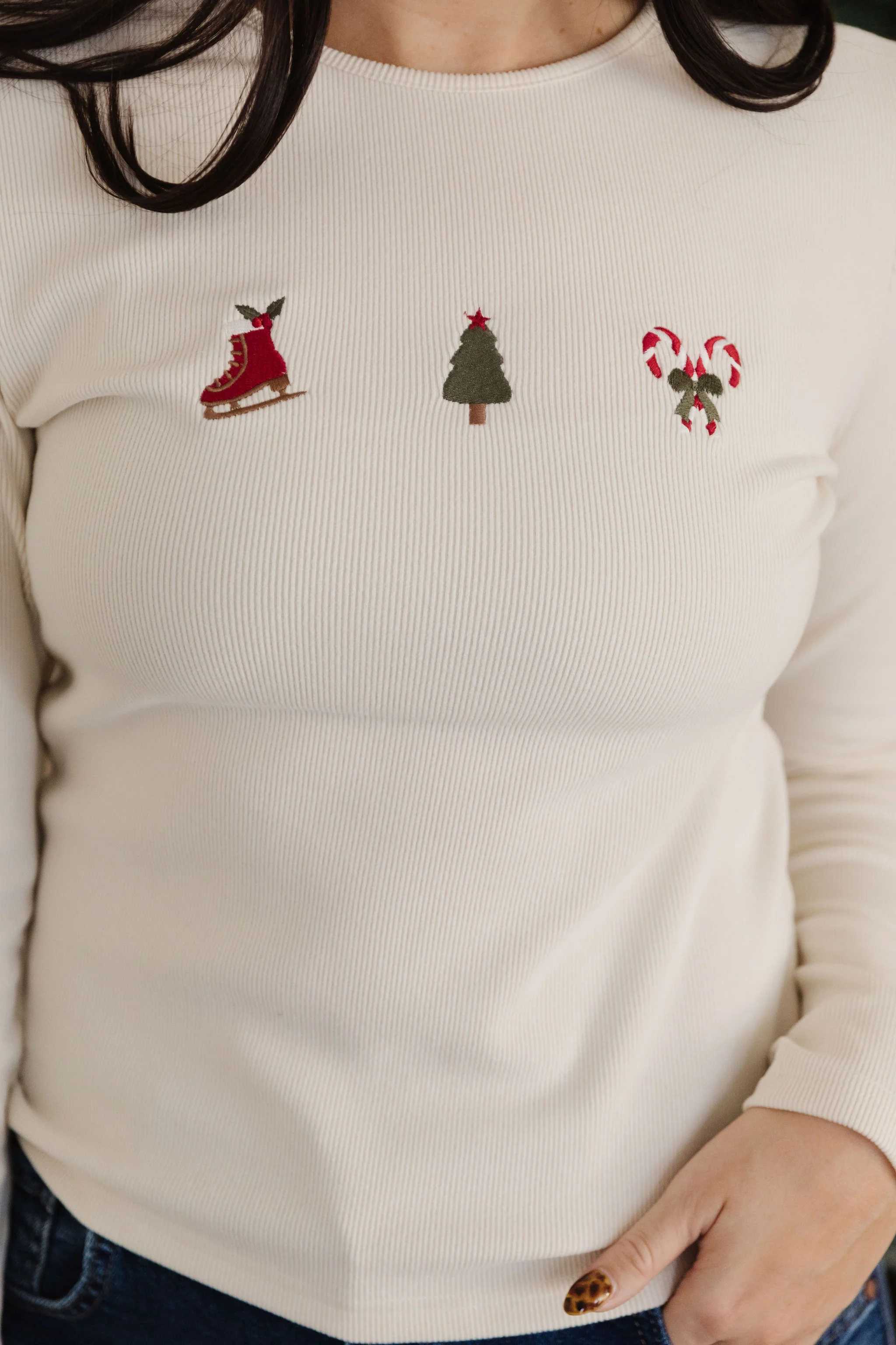 THE CHRISTMAS EMBROIDERED GRAPHIC TOP IN CREAM - Image 2