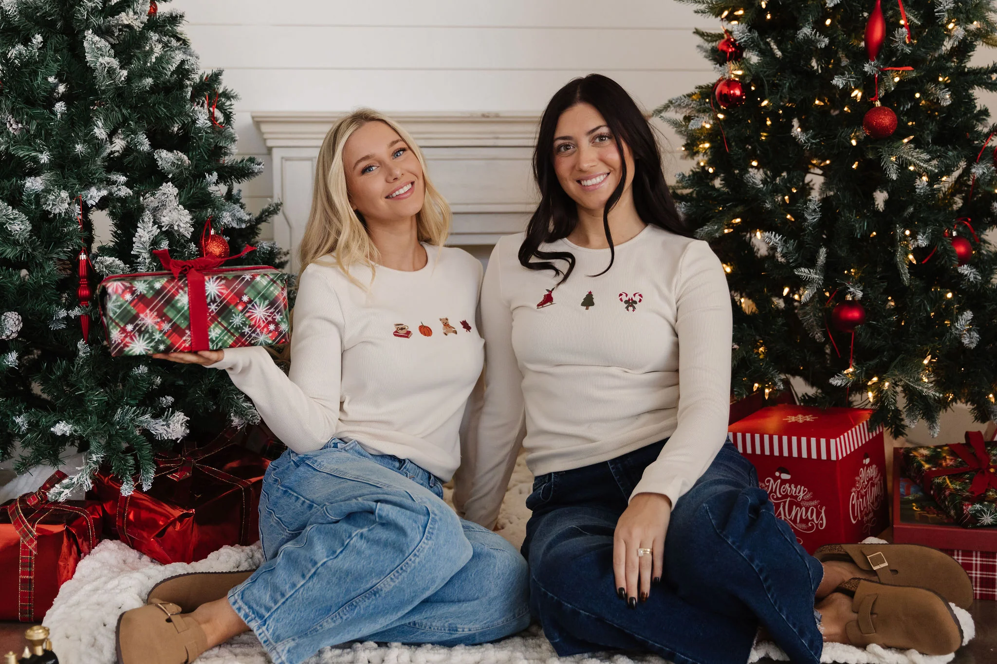 THE CHRISTMAS EMBROIDERED GRAPHIC TOP IN CREAM - Image 7