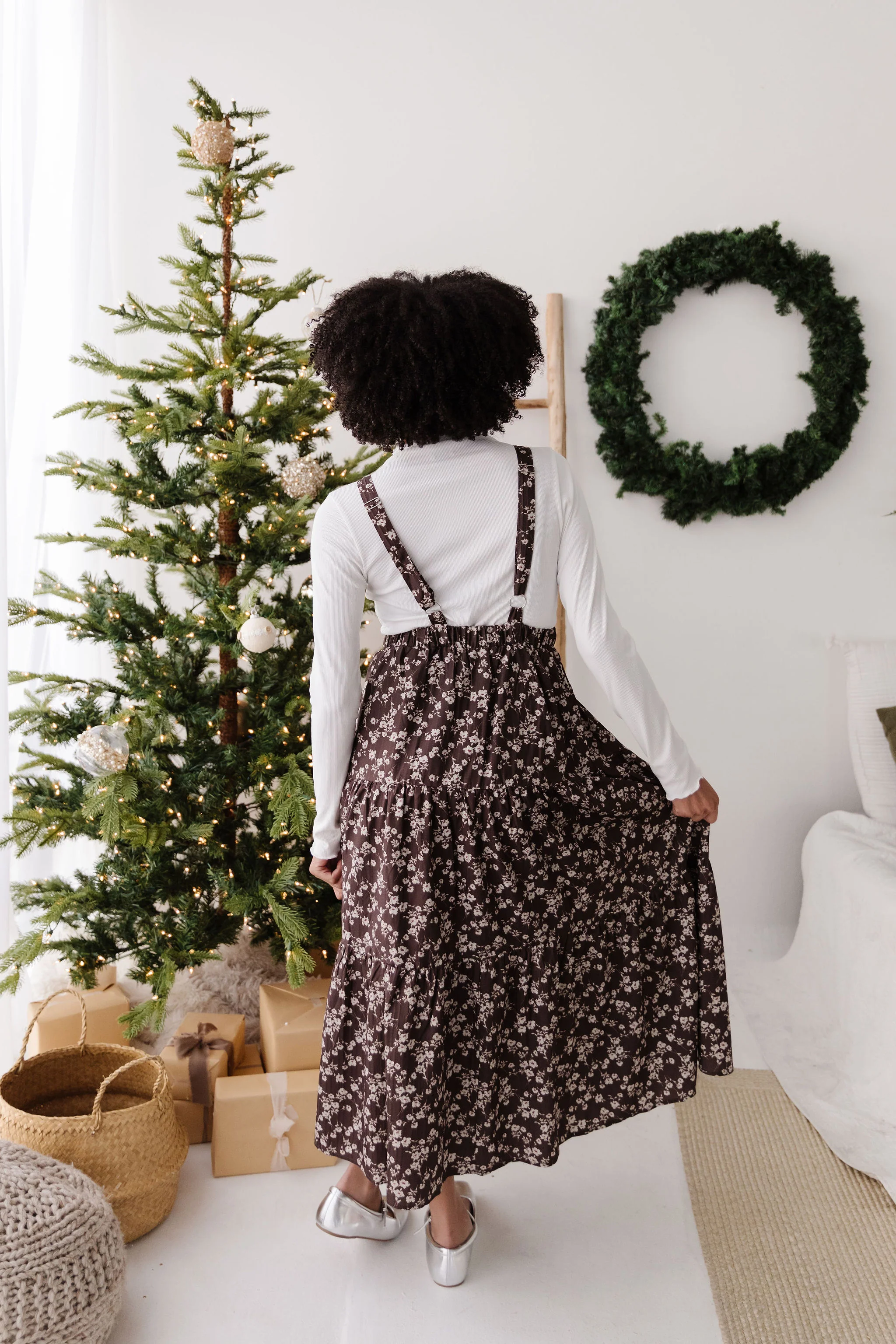 THE DANNY FLORAL OVERALL DRESS IN BROWN - Image 10
