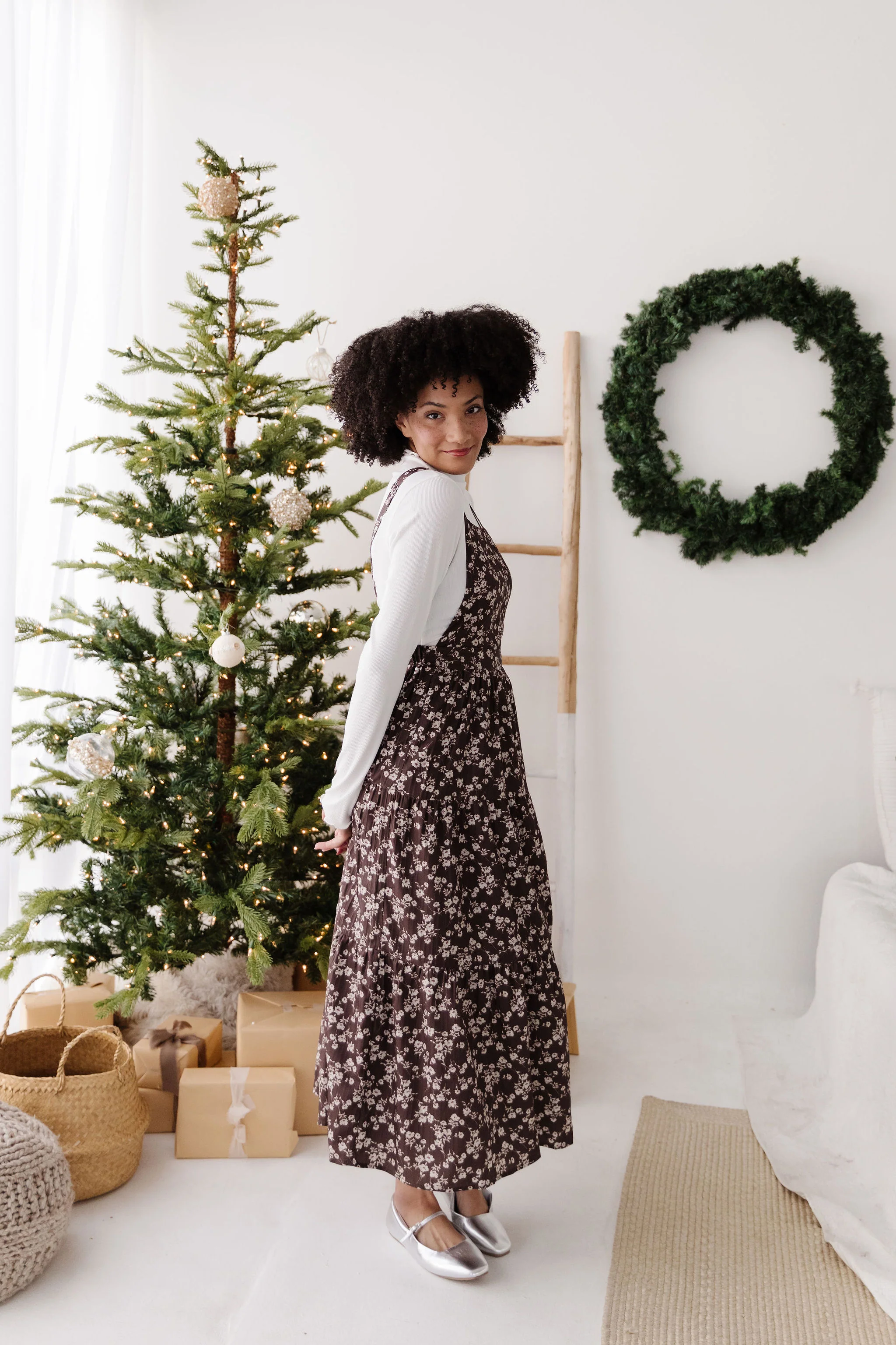 THE DANNY FLORAL OVERALL DRESS IN BROWN - Image 4