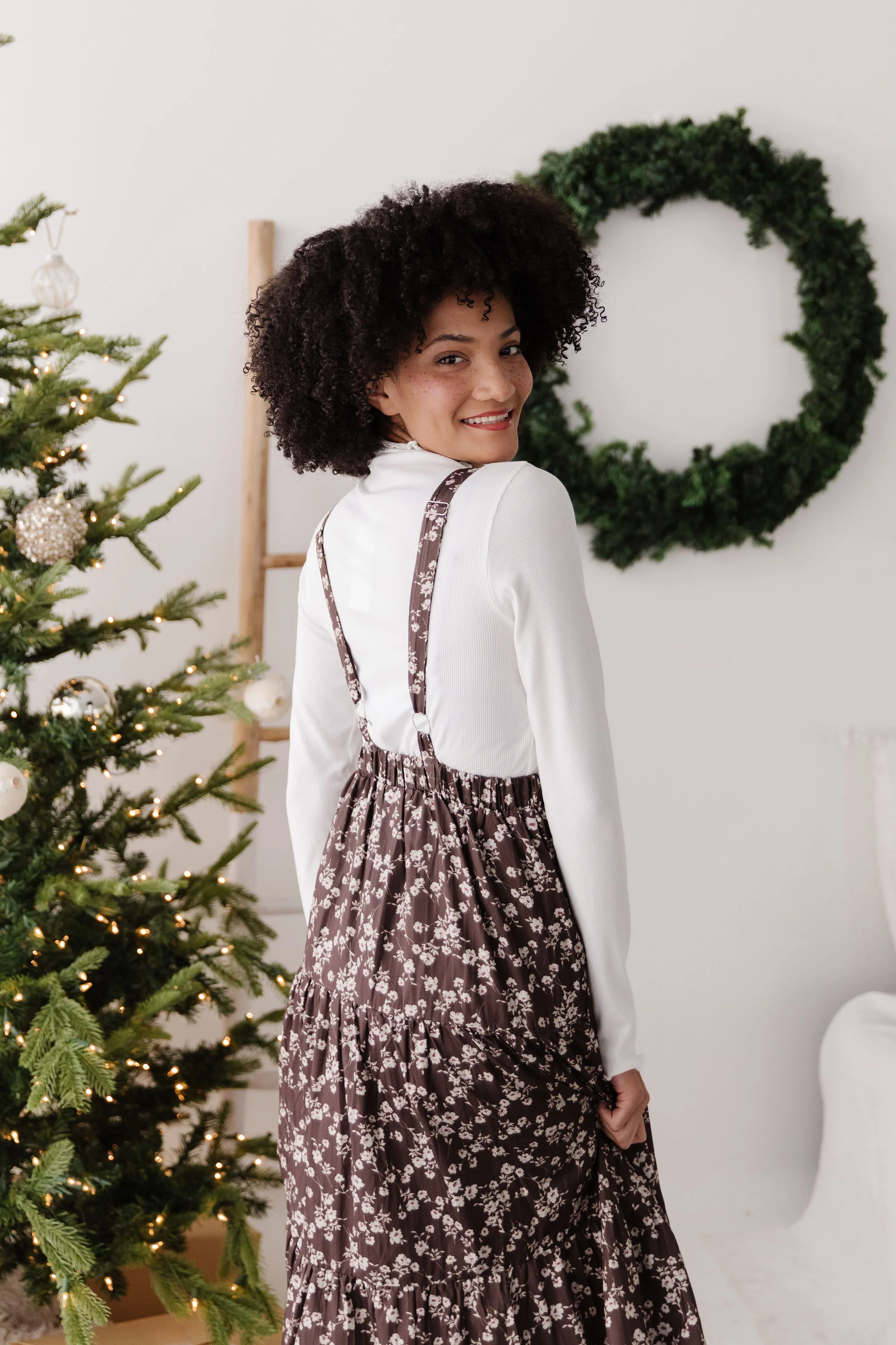 THE DANNY FLORAL OVERALL DRESS IN BROWN - Image 6