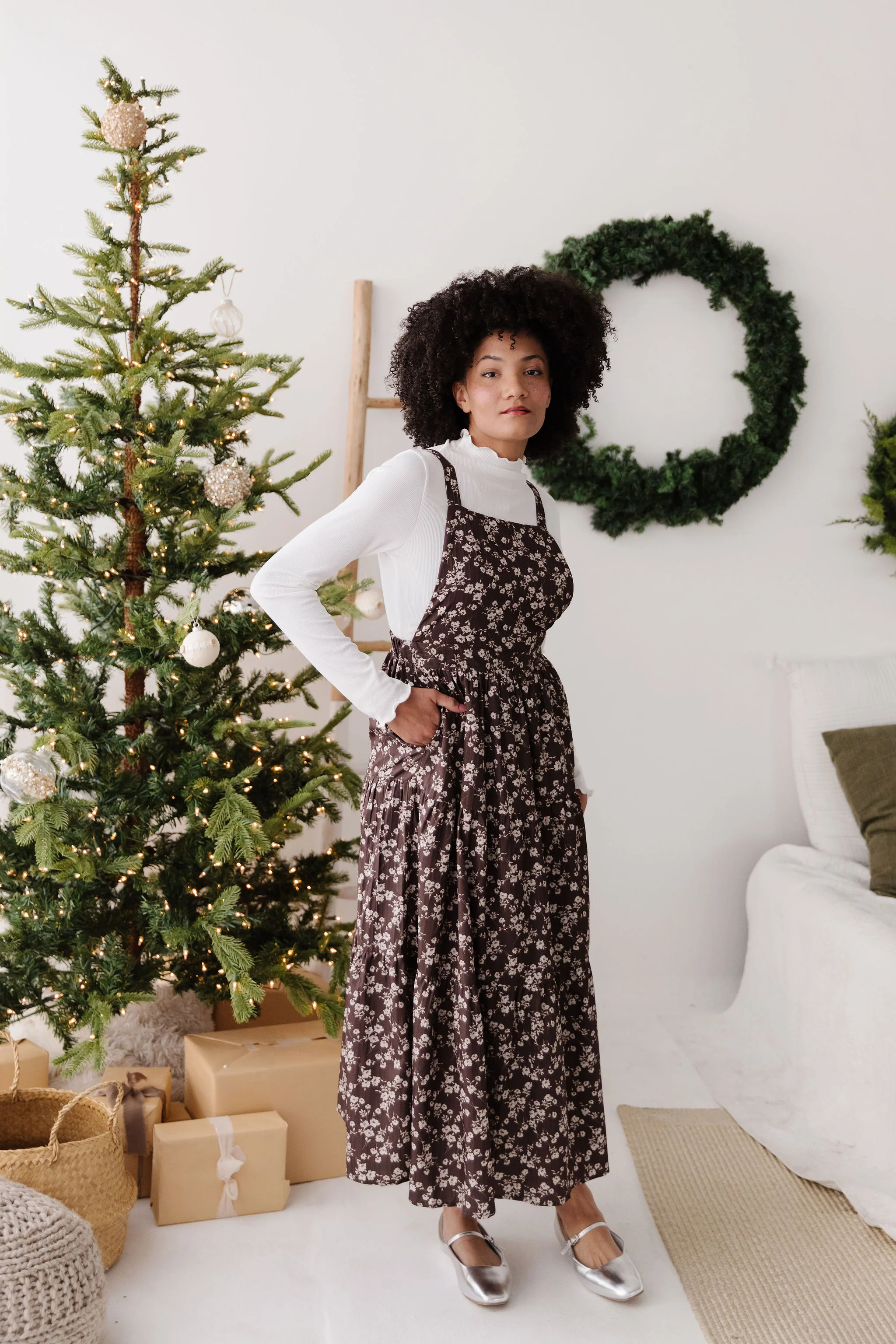 THE DANNY FLORAL OVERALL DRESS IN BROWN - Image 8