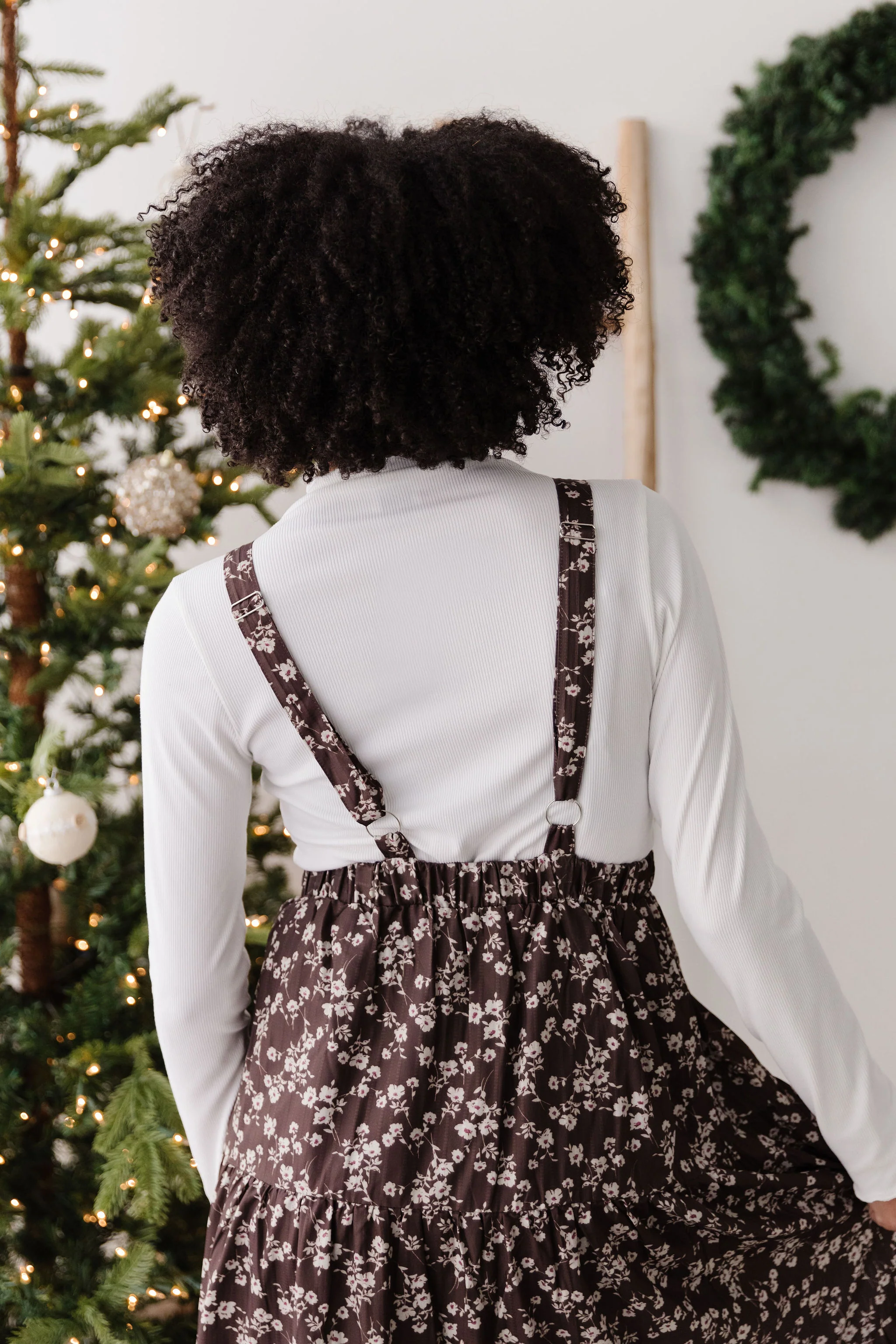 THE DANNY FLORAL OVERALL DRESS IN BROWN - Image 9