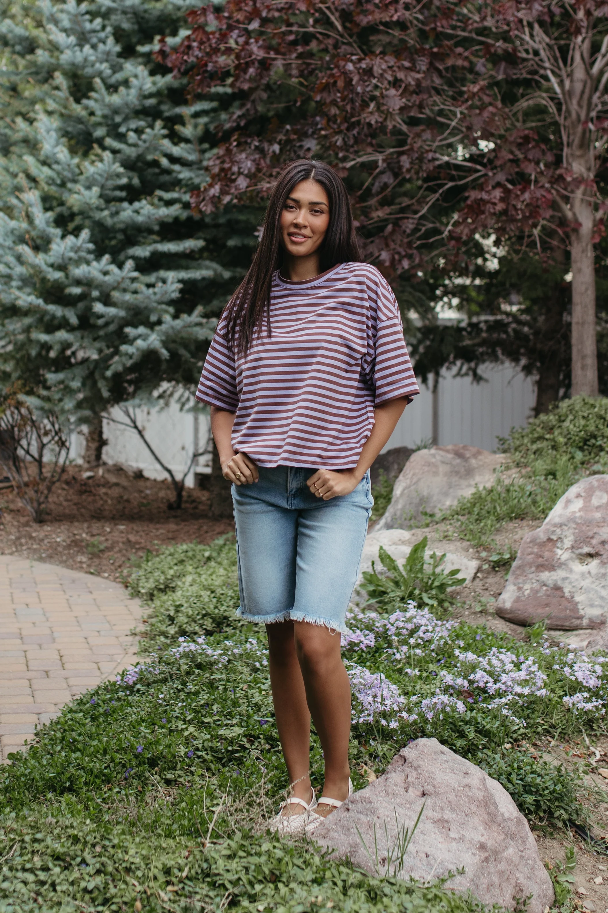 THE EVELYN OVERSIZED STRIPE TEE IN VIOLET/BROWN