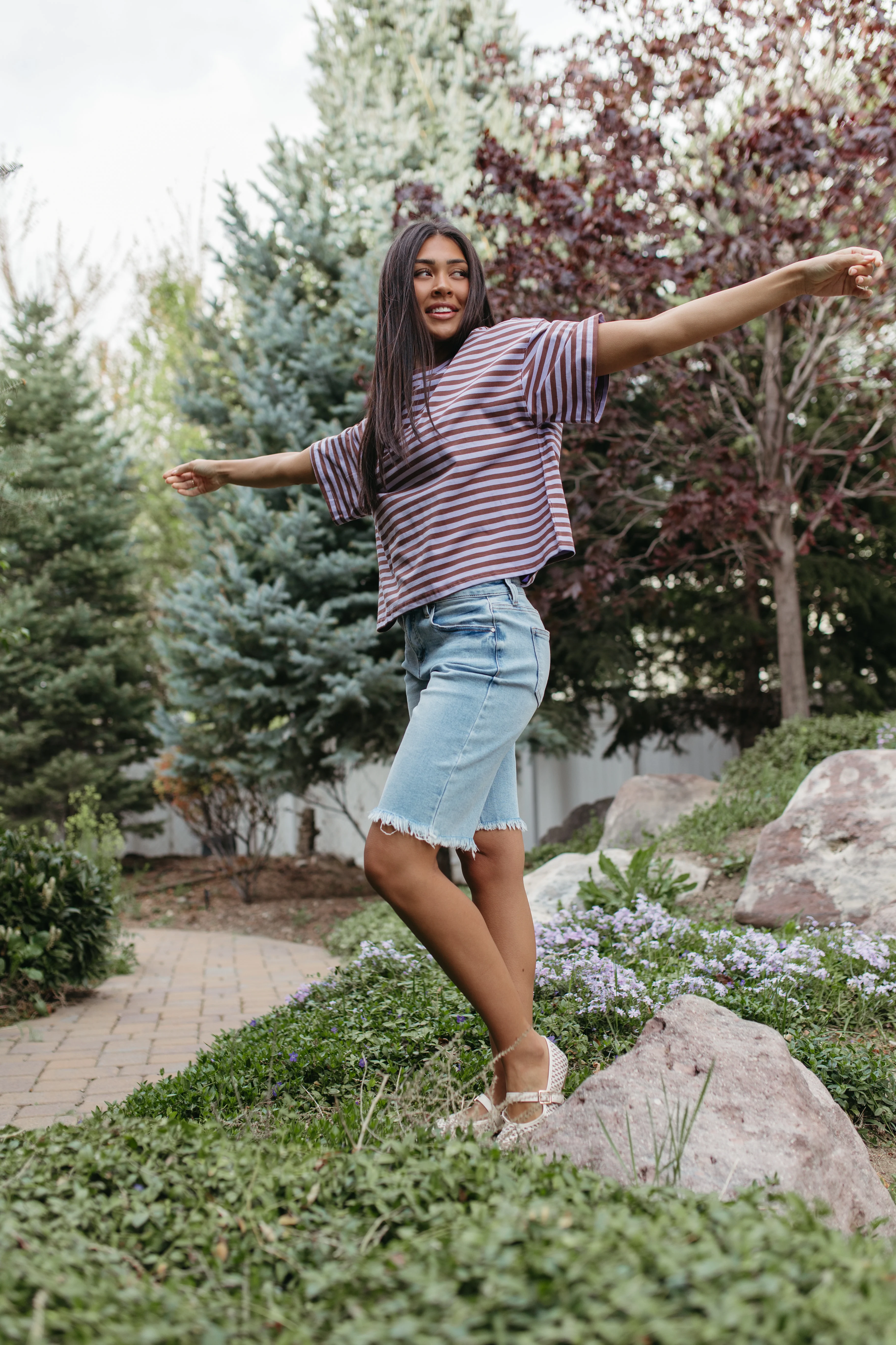 THE EVELYN OVERSIZED STRIPE TEE IN VIOLET/BROWN - Image 2