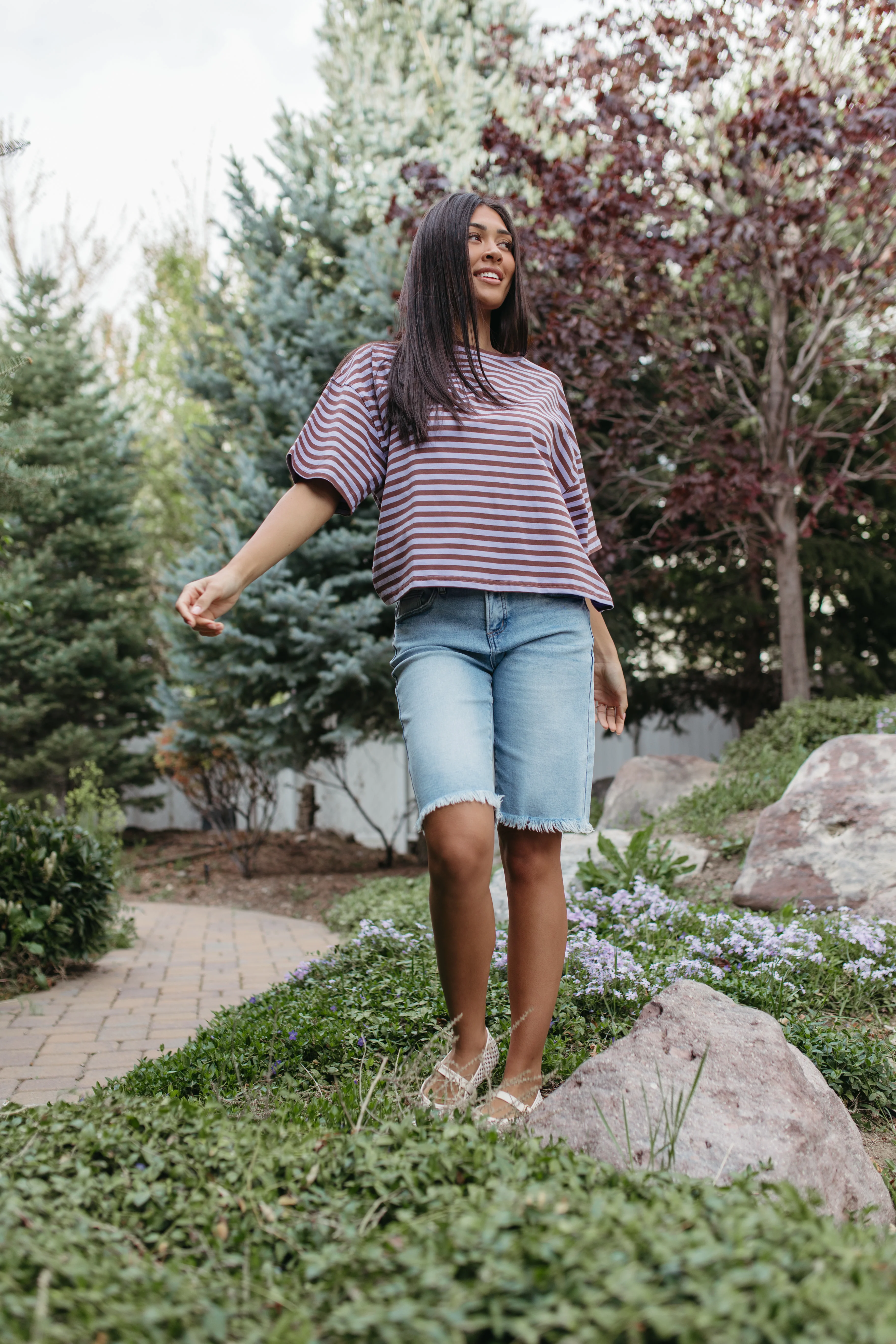 THE EVELYN OVERSIZED STRIPE TEE IN VIOLET/BROWN - Image 3