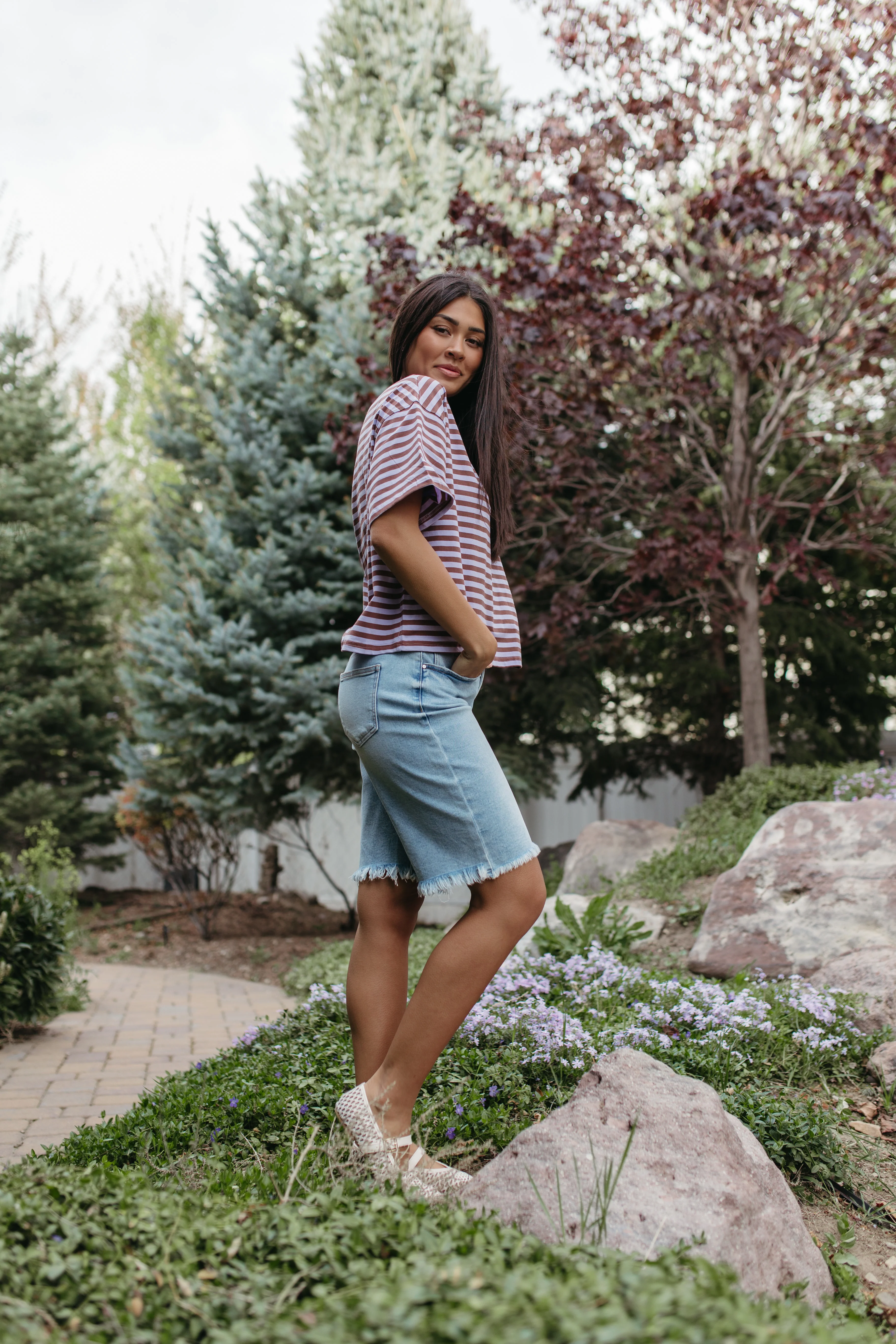 THE EVELYN OVERSIZED STRIPE TEE IN VIOLET/BROWN - Image 4