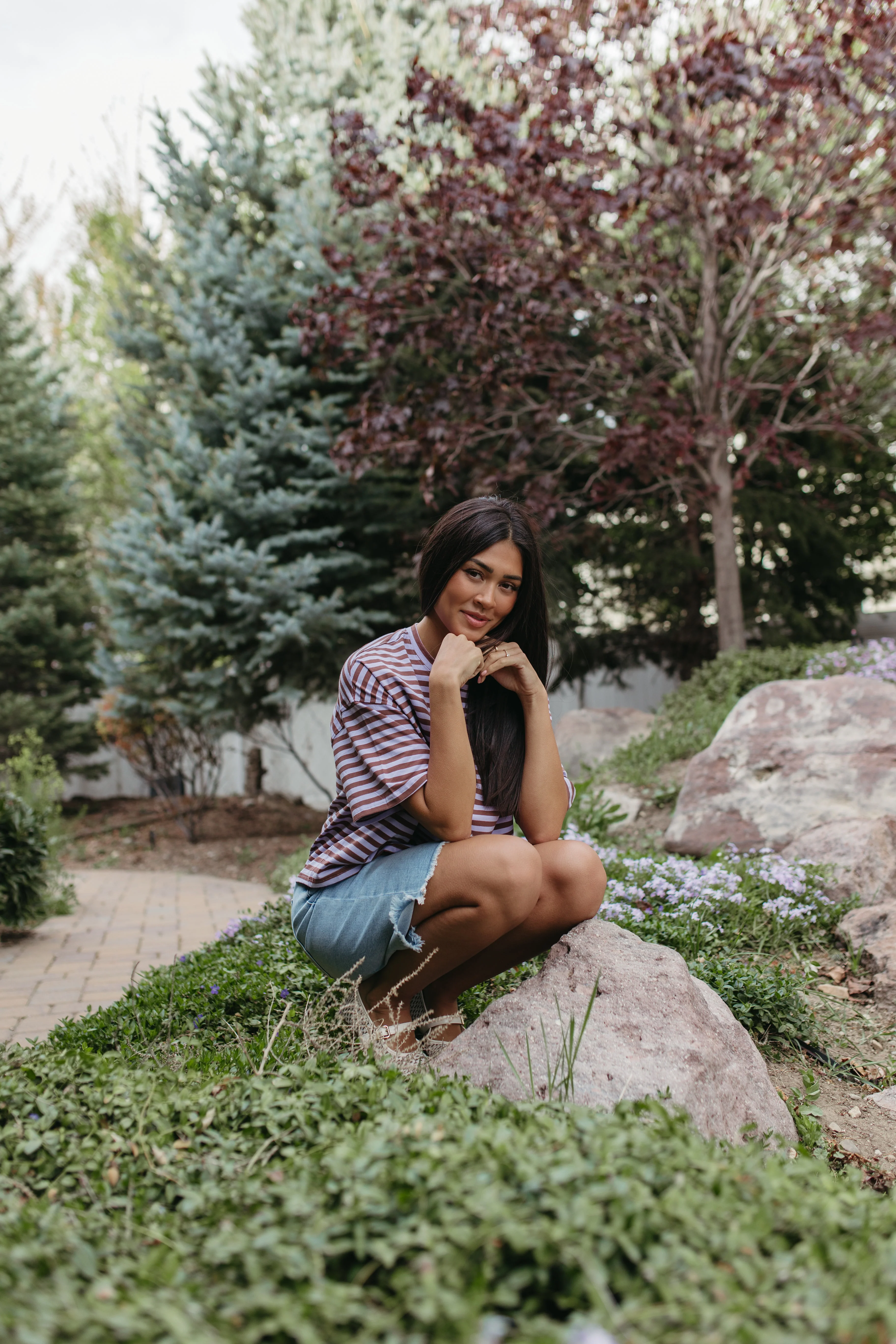 THE EVELYN OVERSIZED STRIPE TEE IN VIOLET/BROWN - Image 5