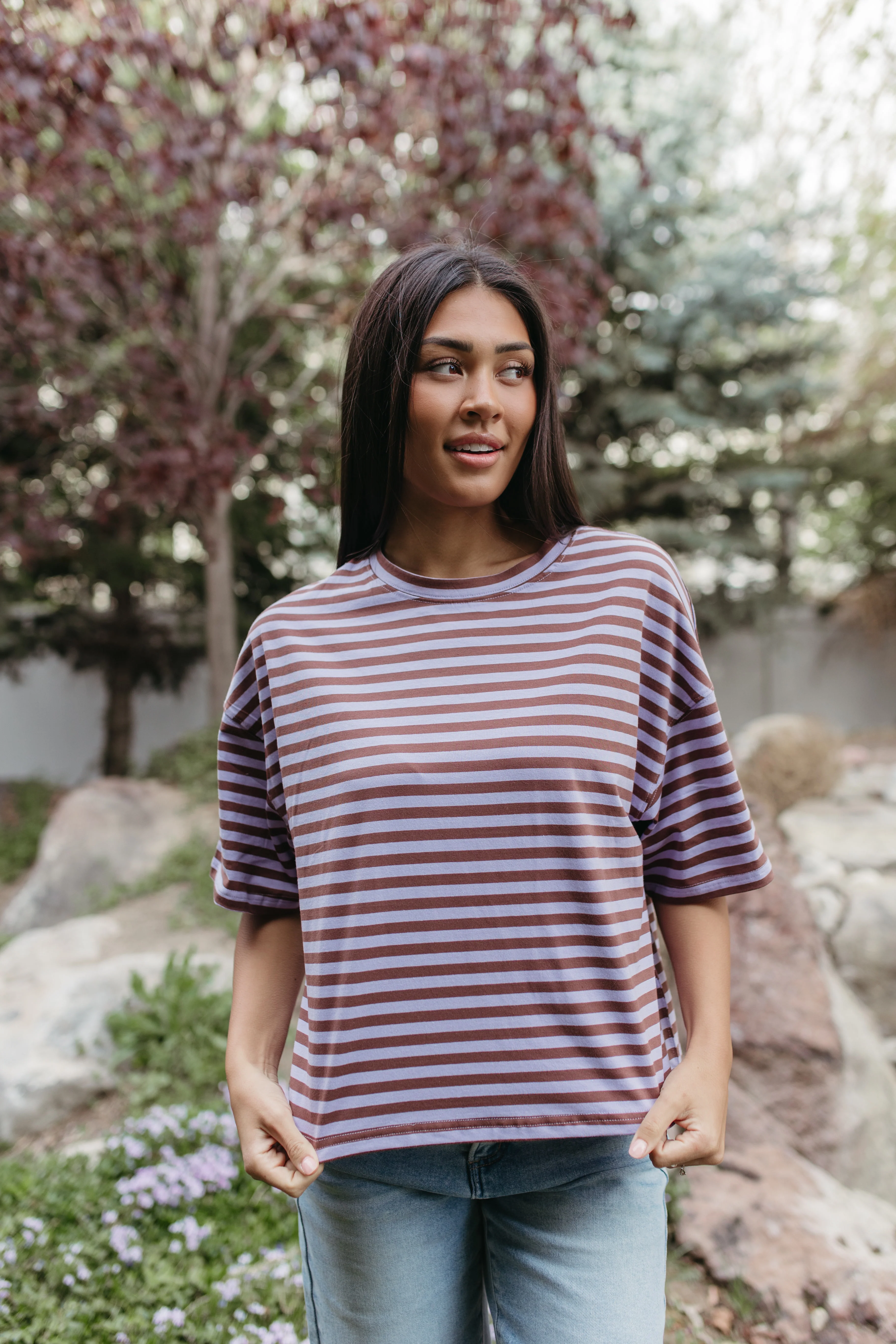 THE EVELYN OVERSIZED STRIPE TEE IN VIOLET/BROWN - Image 7