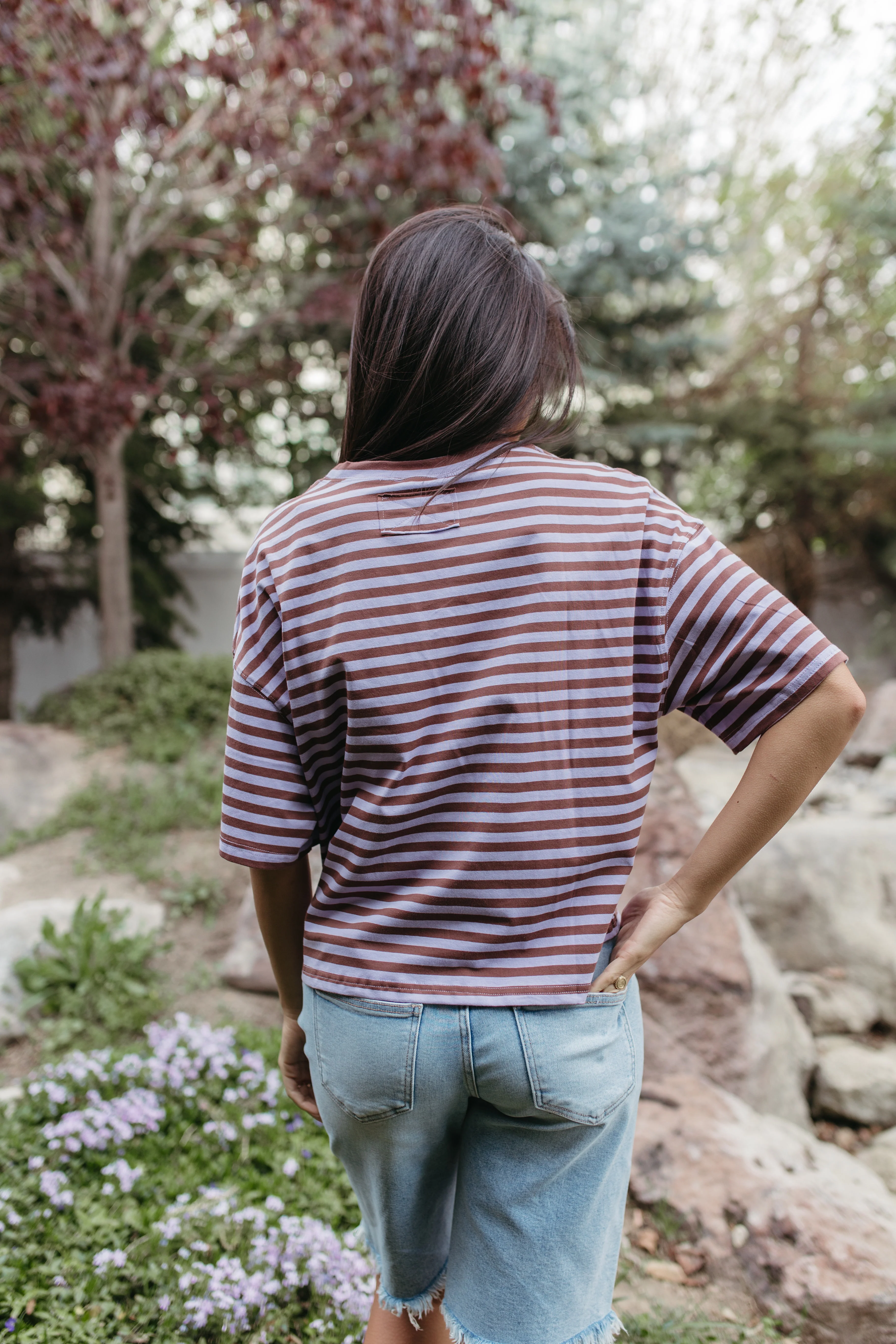 THE EVELYN OVERSIZED STRIPE TEE IN VIOLET/BROWN - Image 8