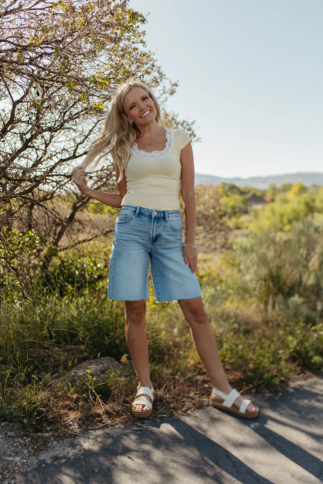 THE EVERLY LACE TEE IN YELLOW - Image 5