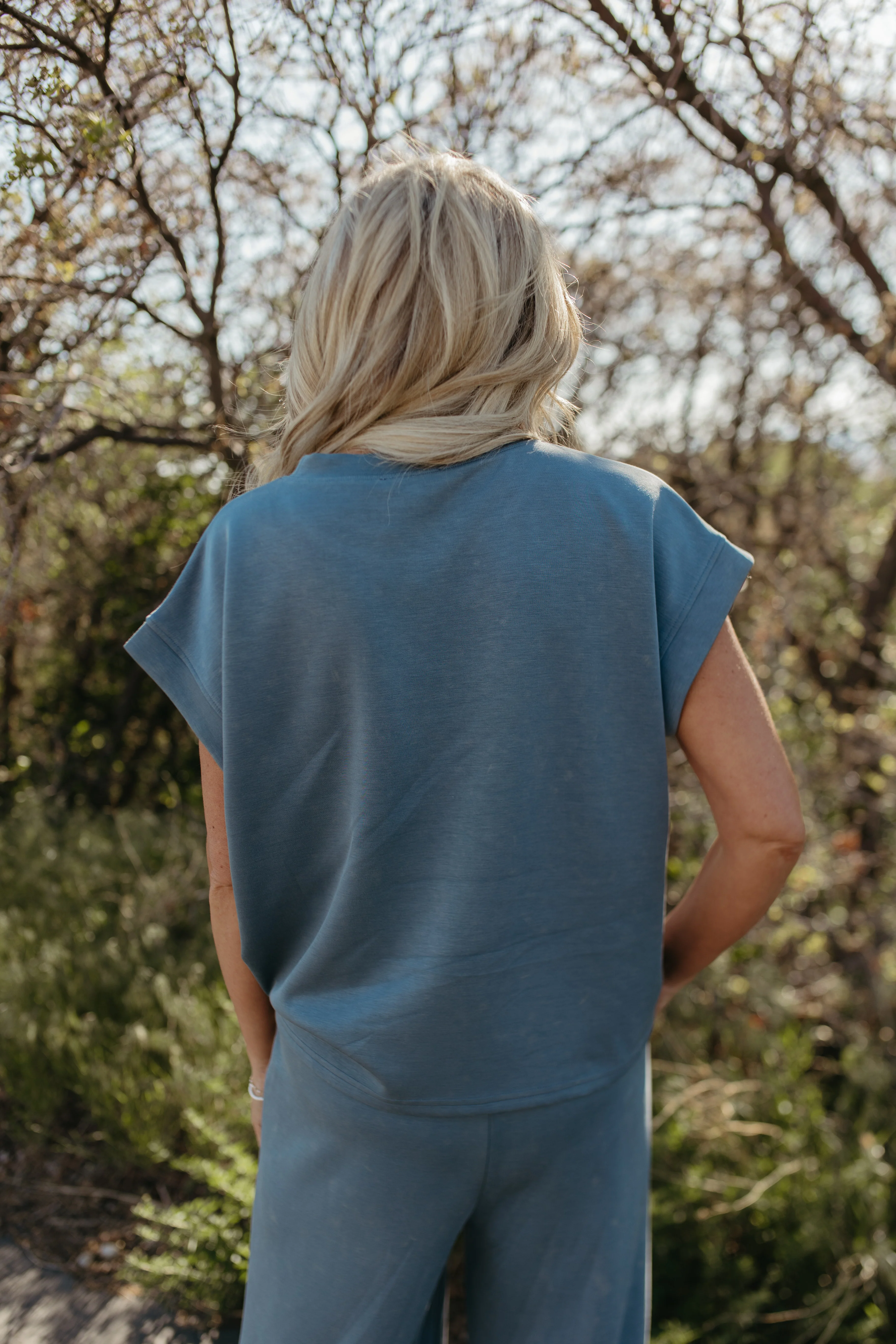 THE GENEVIEVE MINERAL WASHED TOP IN BLUE - Image 4