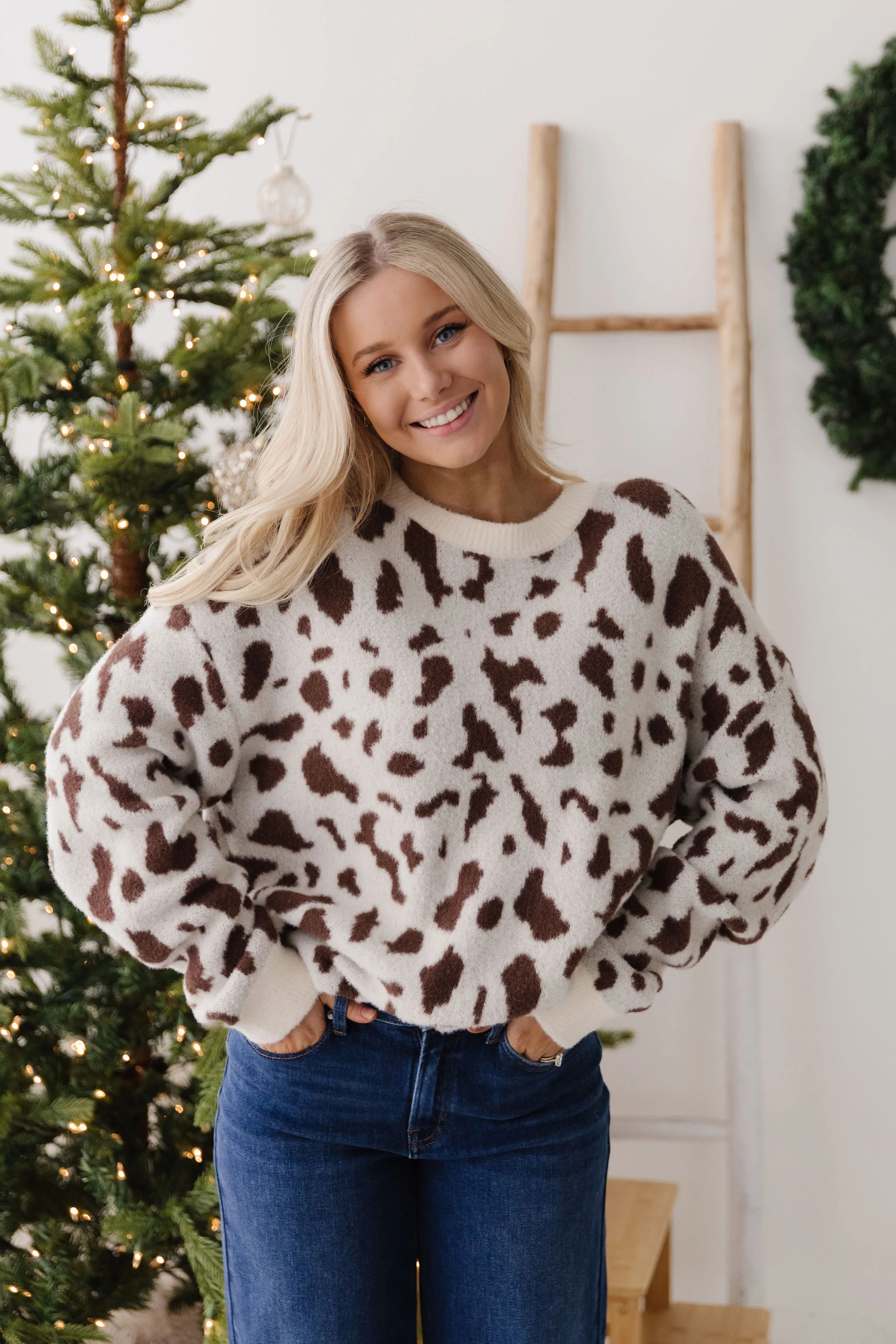 THE GOLDIE LEOPARD SWEATER IN CREAM - Image 2