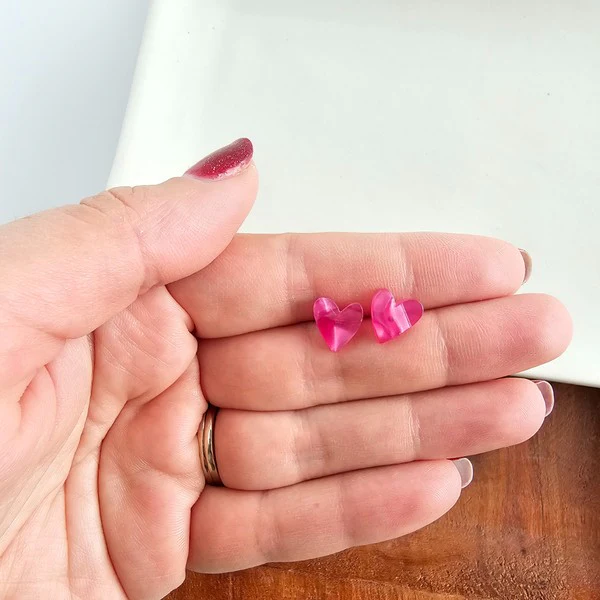 THE HAND DRAWN HEART STUD EARRINGS IN HOT PINK - Image 3