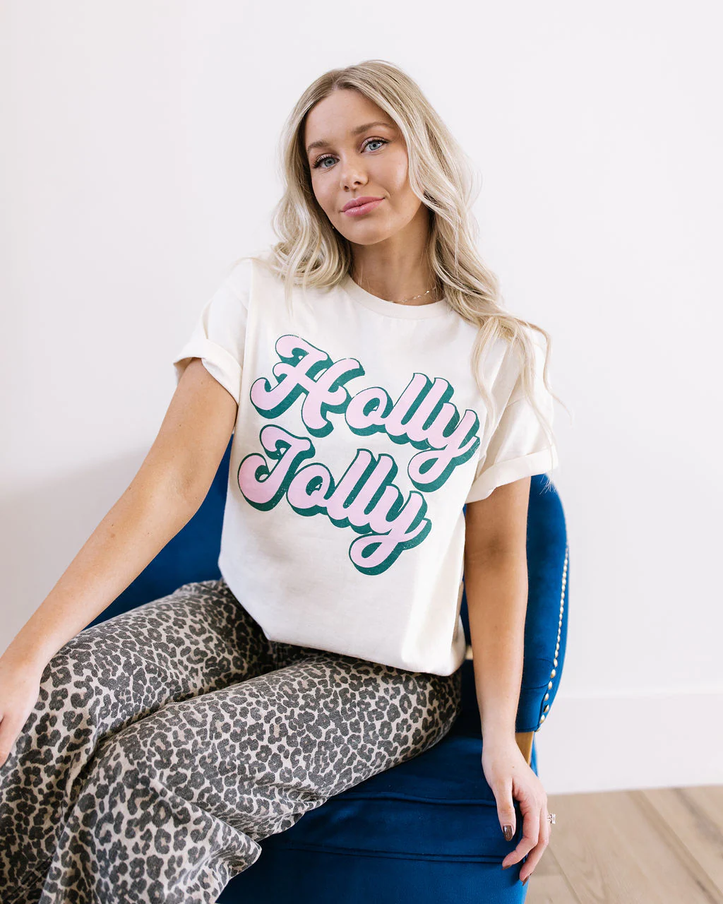 THE HOLLY JOLLY GRAPHIC TEE IN IVORY - Image 4