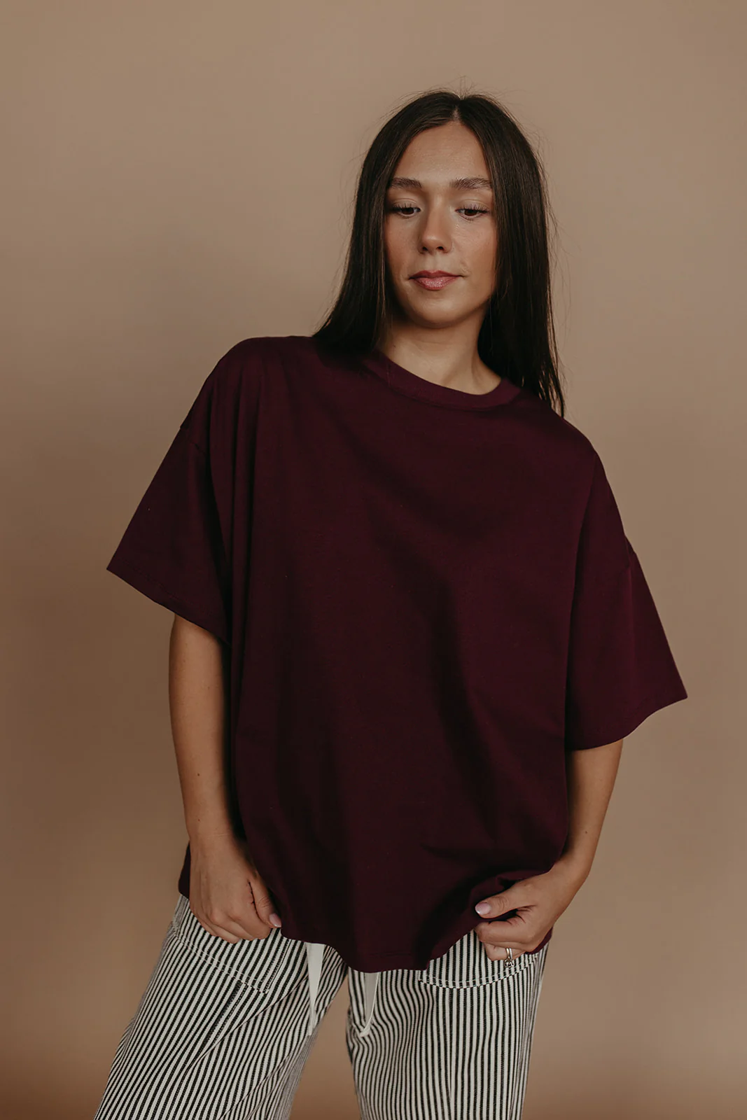 THE HUDSON CREW NECK TEE IN BURGUNDY - Image 2