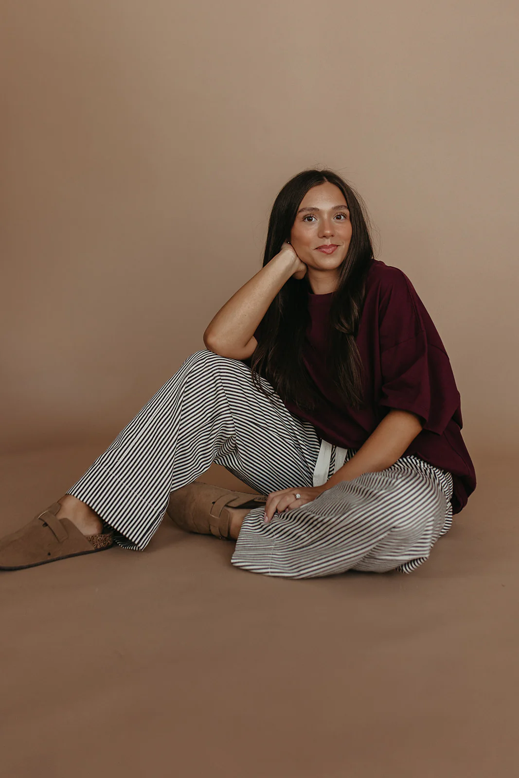 THE HUDSON CREW NECK TEE IN BURGUNDY - Image 5