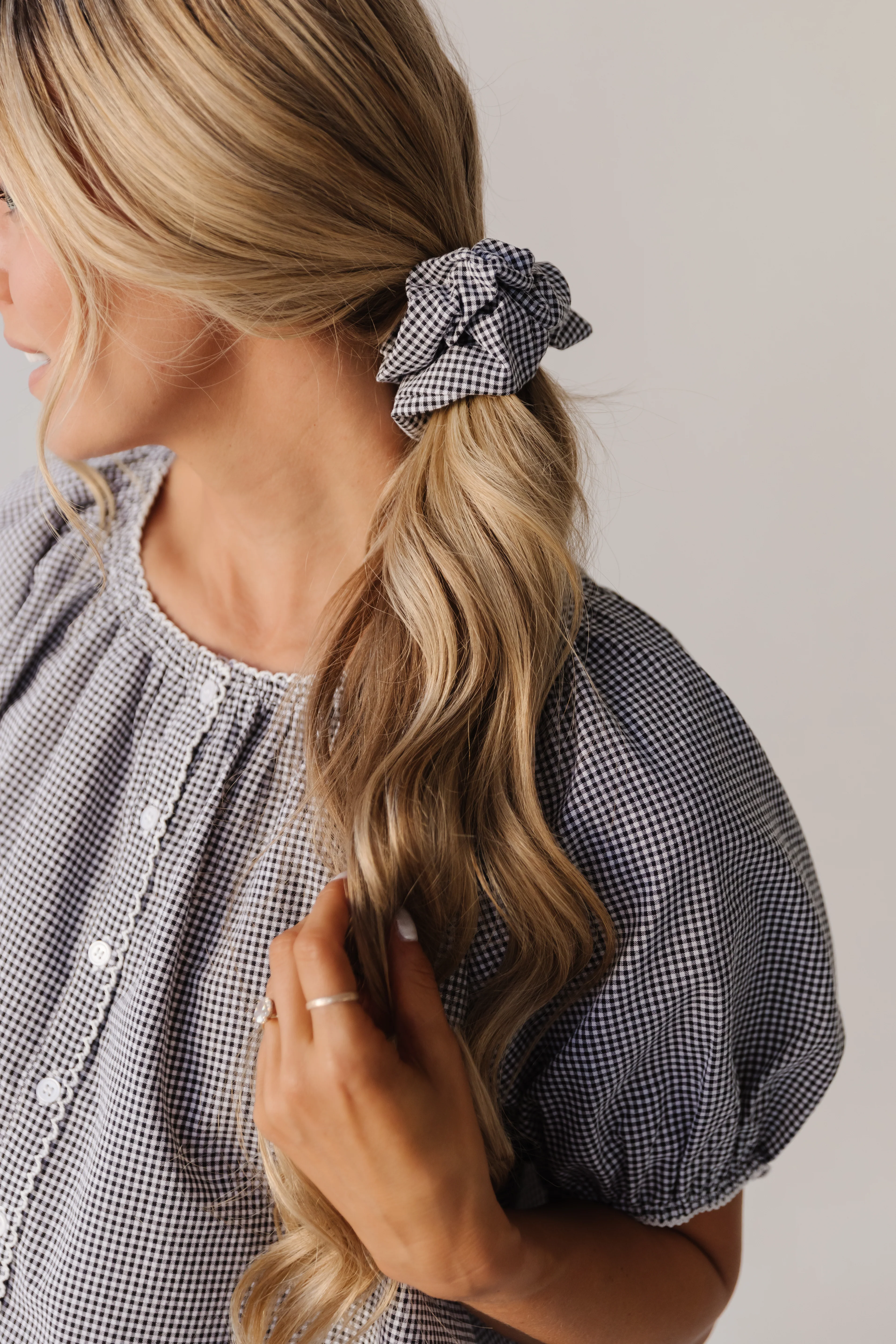 THE JUNIPER SCALLOP EDGE GINGHAM TOP IN BLACK - Image 2