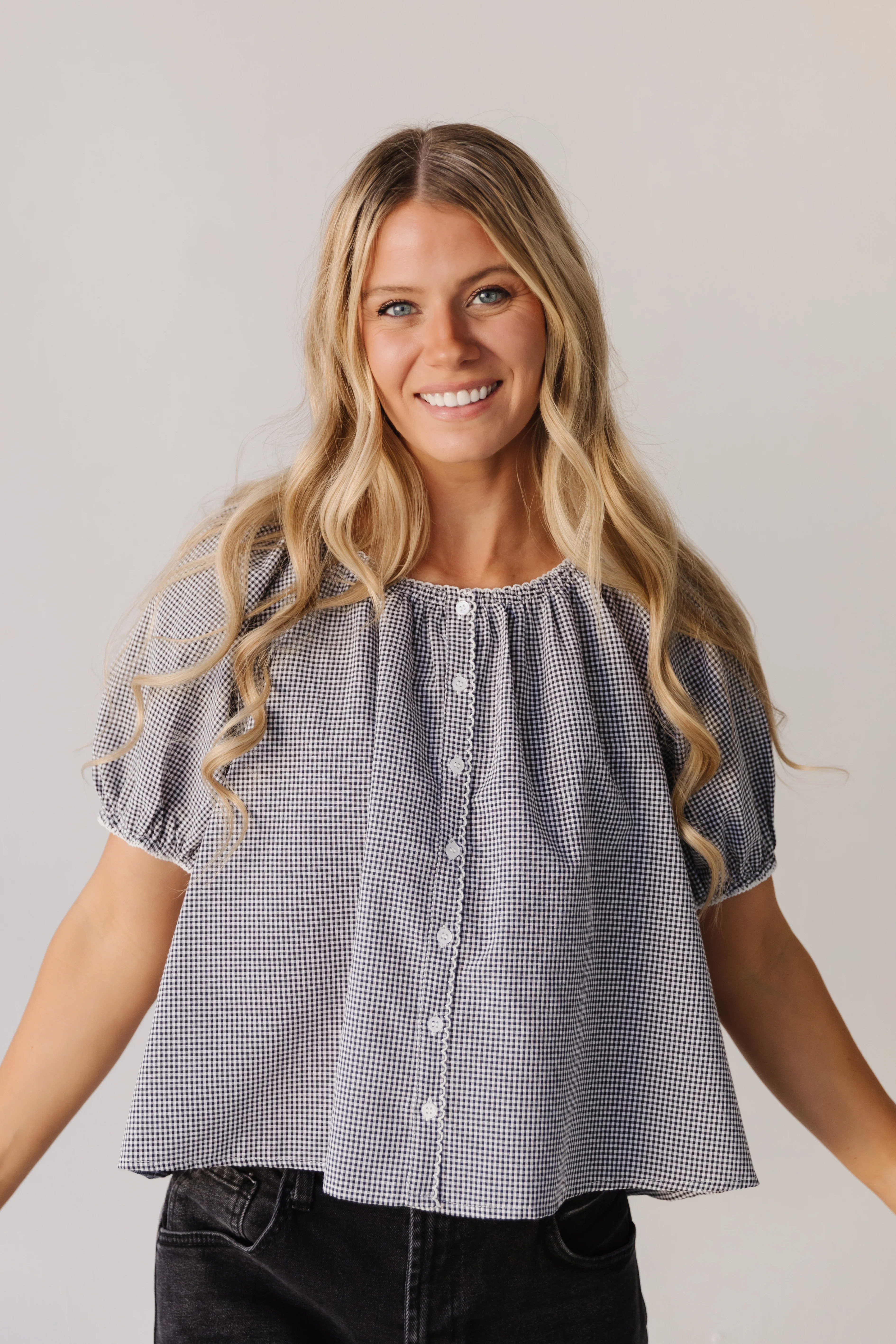 THE JUNIPER SCALLOP EDGE GINGHAM TOP IN BLACK - Image 5