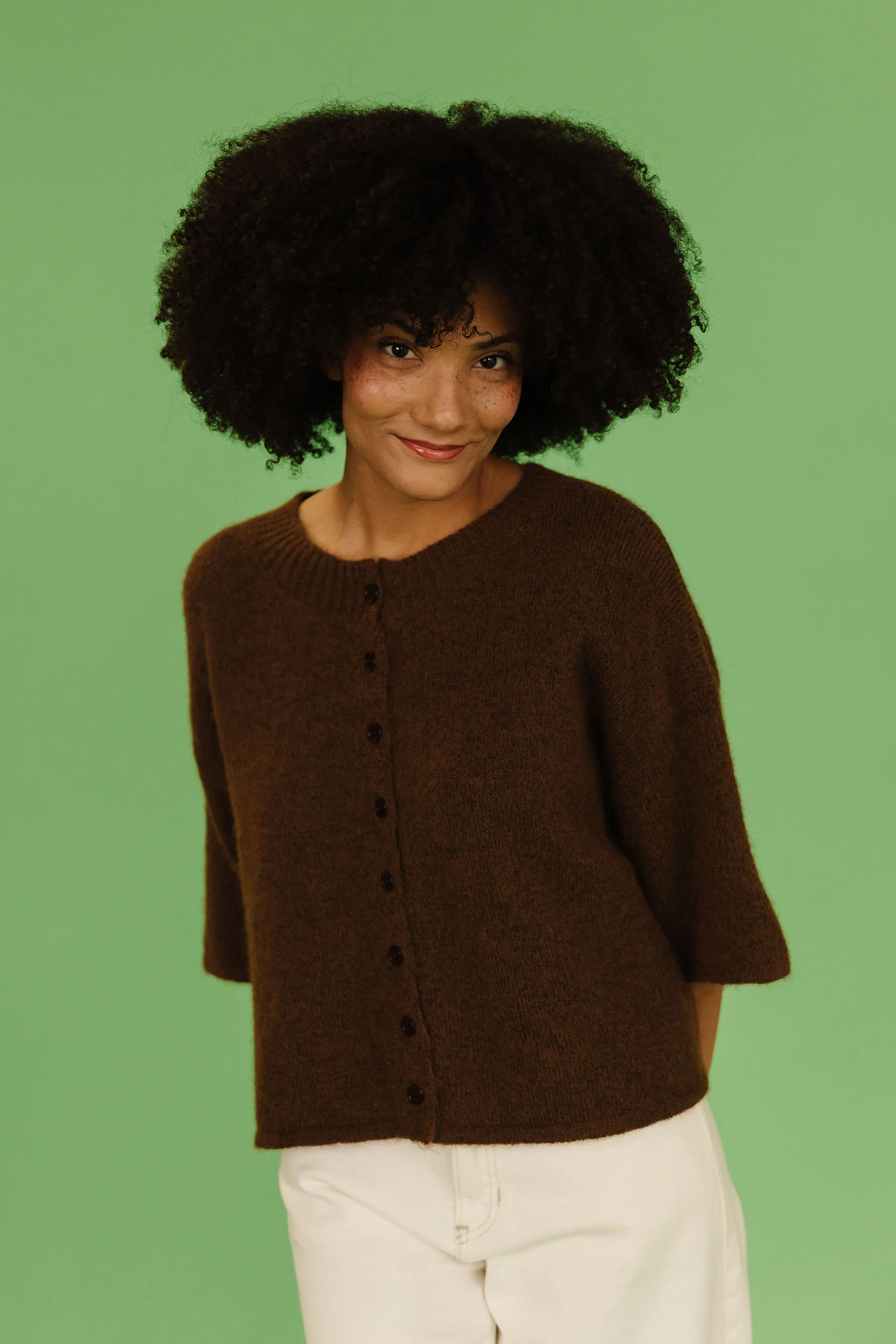 THE KATELYNN KNIT CARDIGAN IN BROWN - Image 10