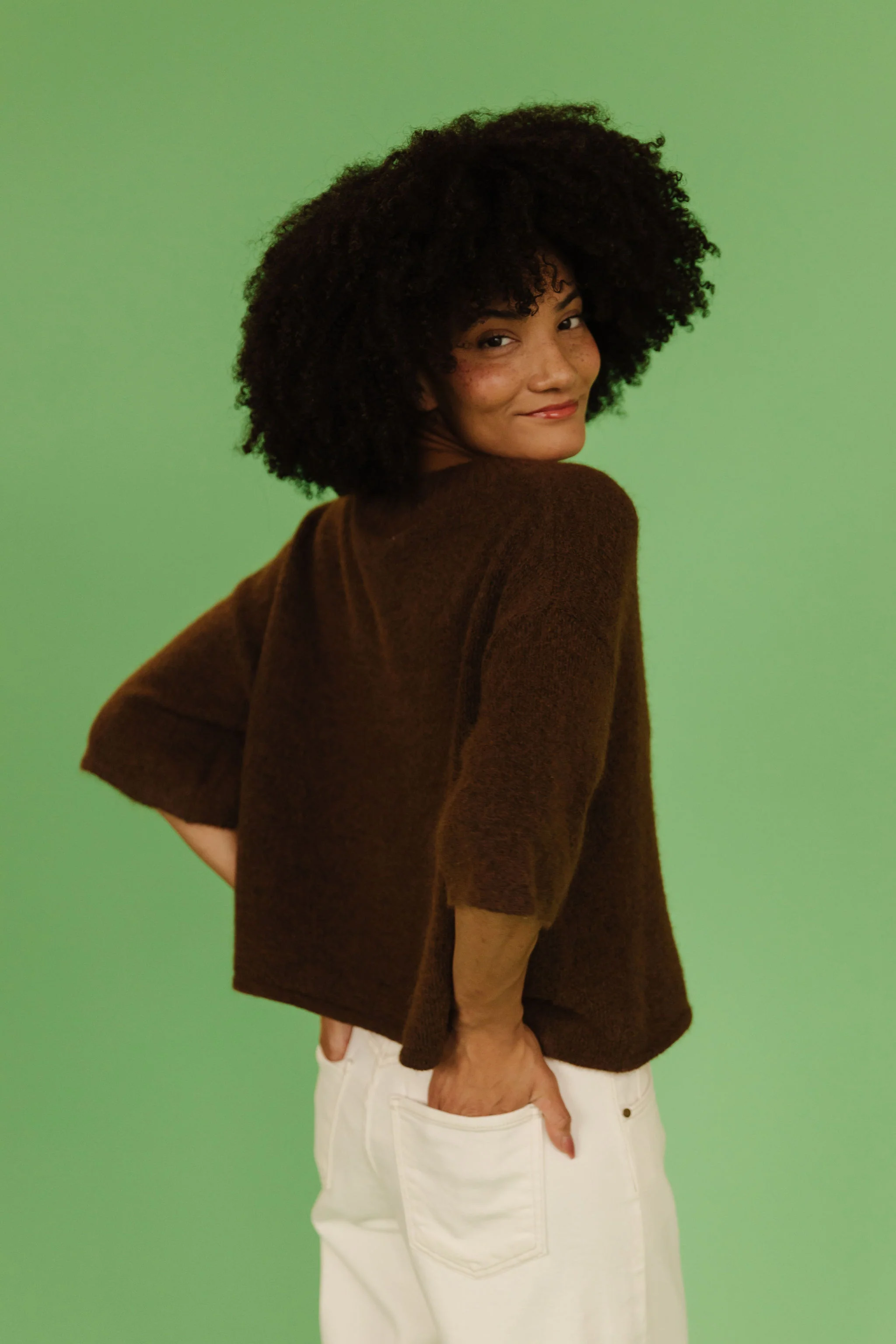 THE KATELYNN KNIT CARDIGAN IN BROWN - Image 2