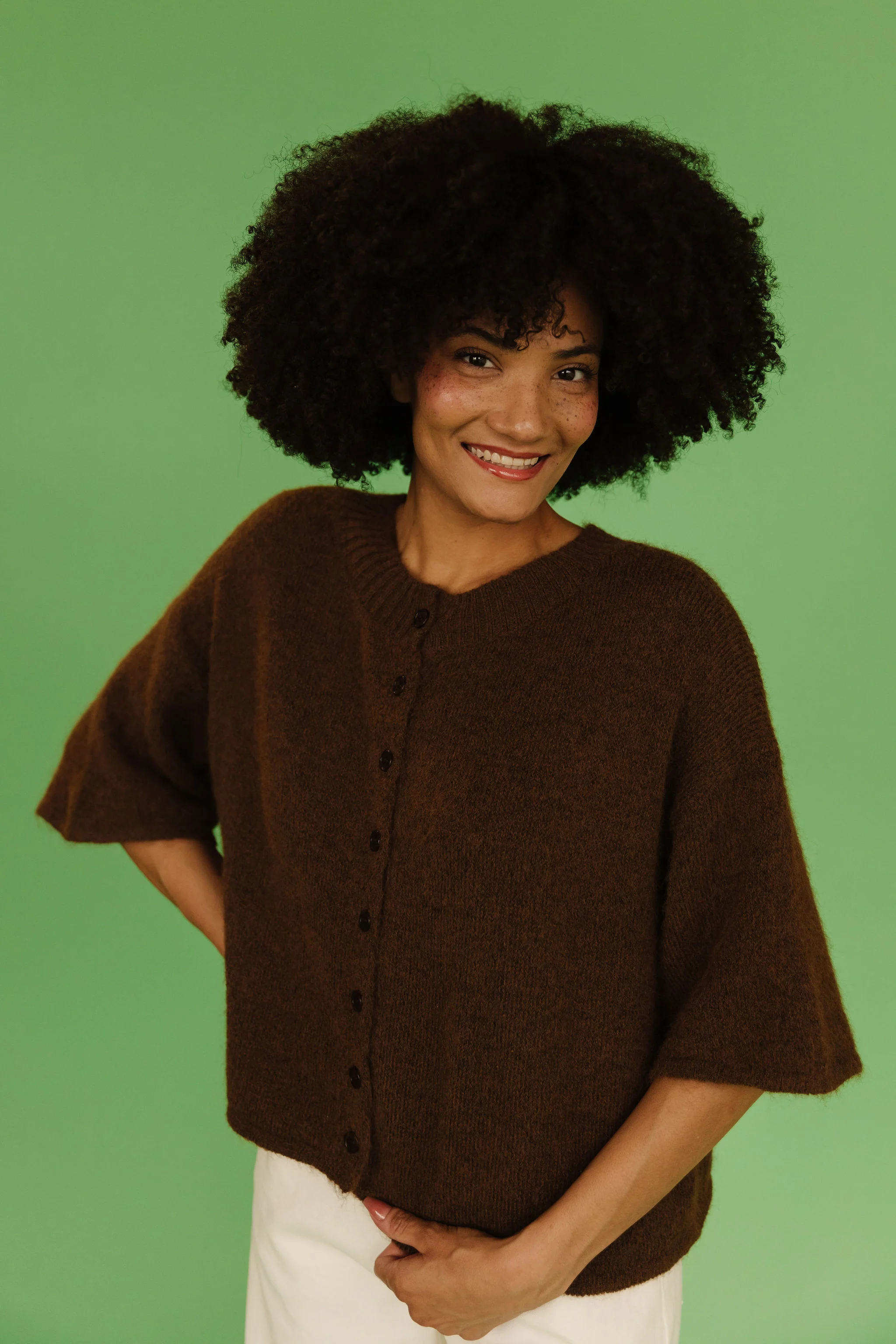 THE KATELYNN KNIT CARDIGAN IN BROWN - Image 3