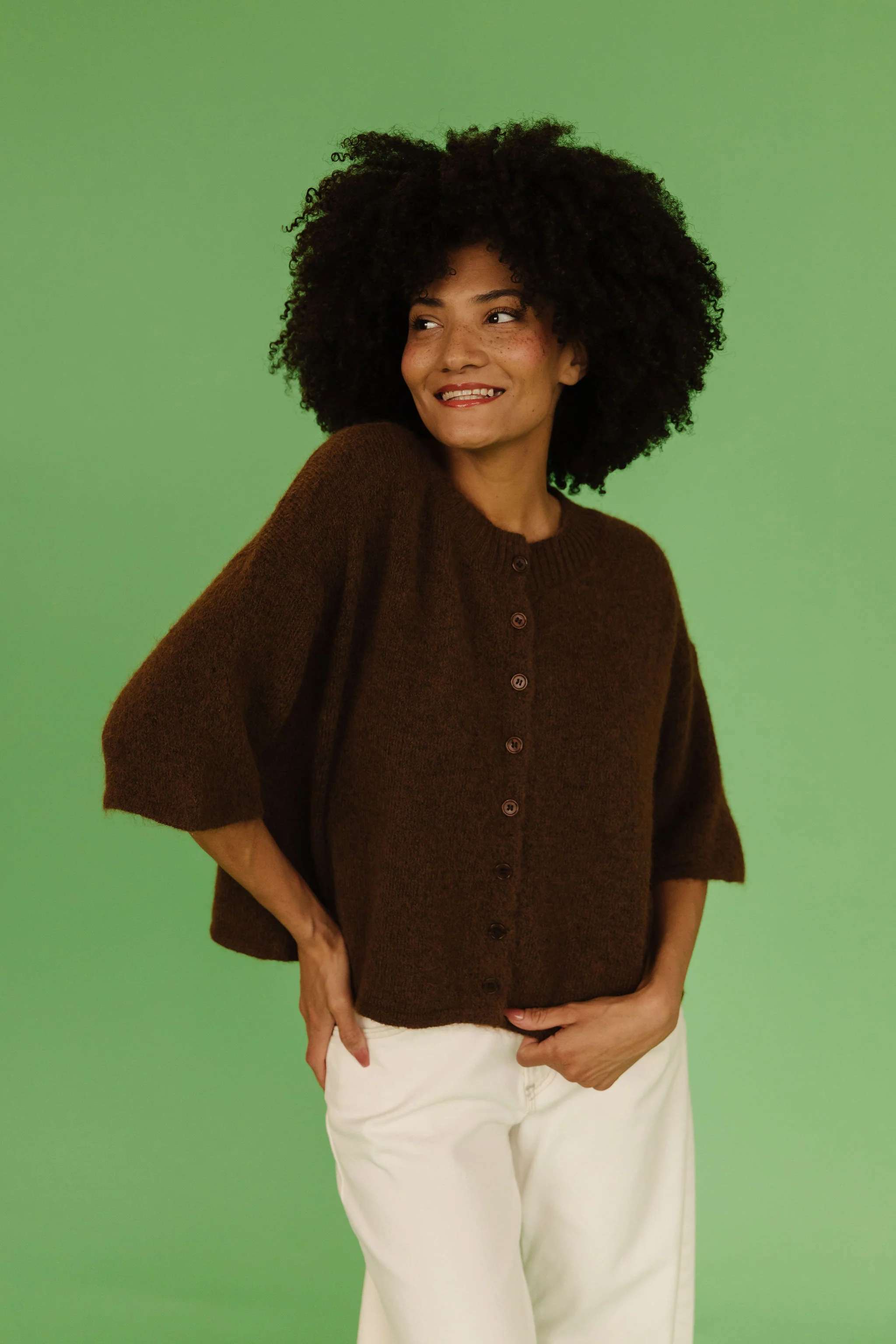 THE KATELYNN KNIT CARDIGAN IN BROWN - Image 6
