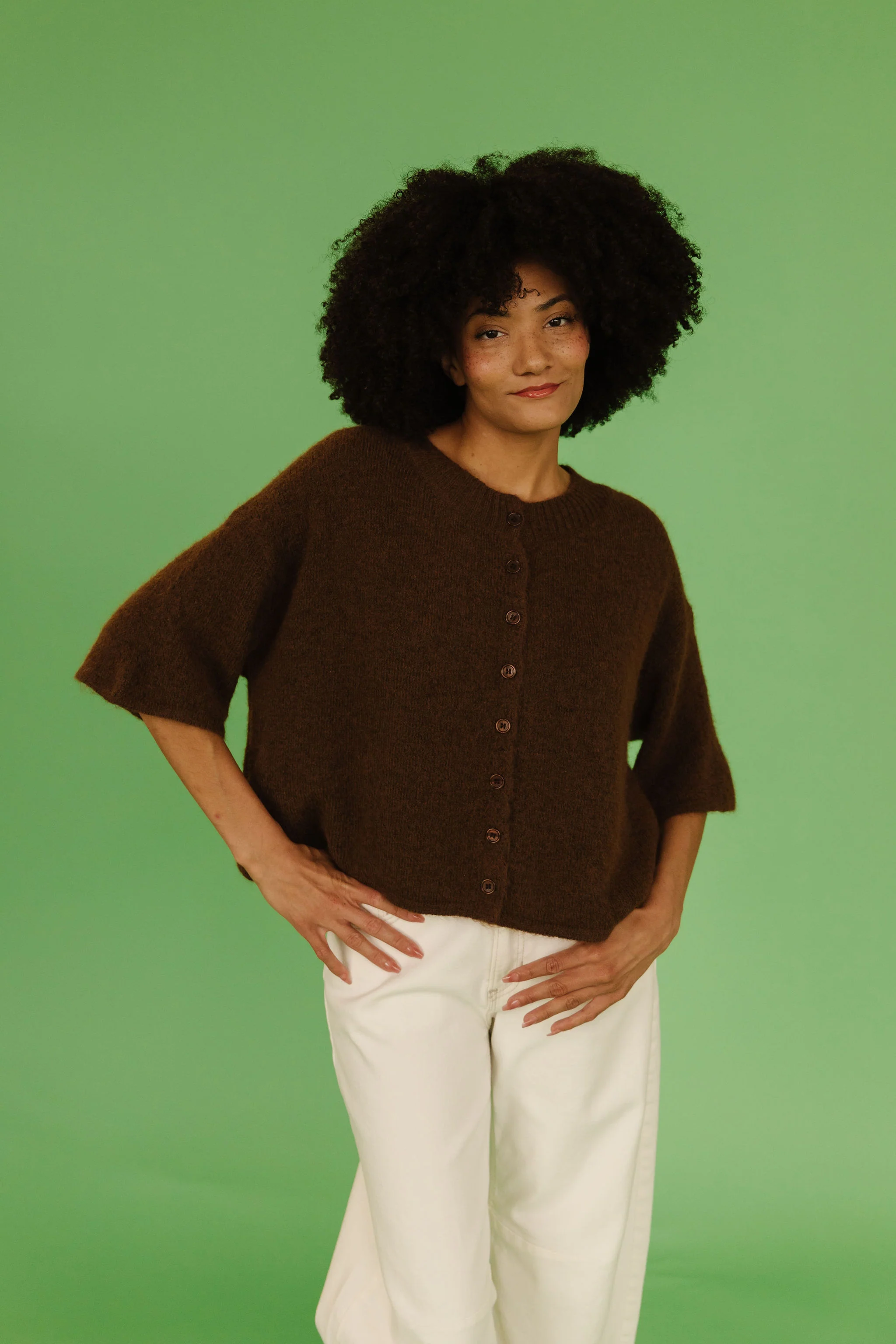 THE KATELYNN KNIT CARDIGAN IN BROWN - Image 8