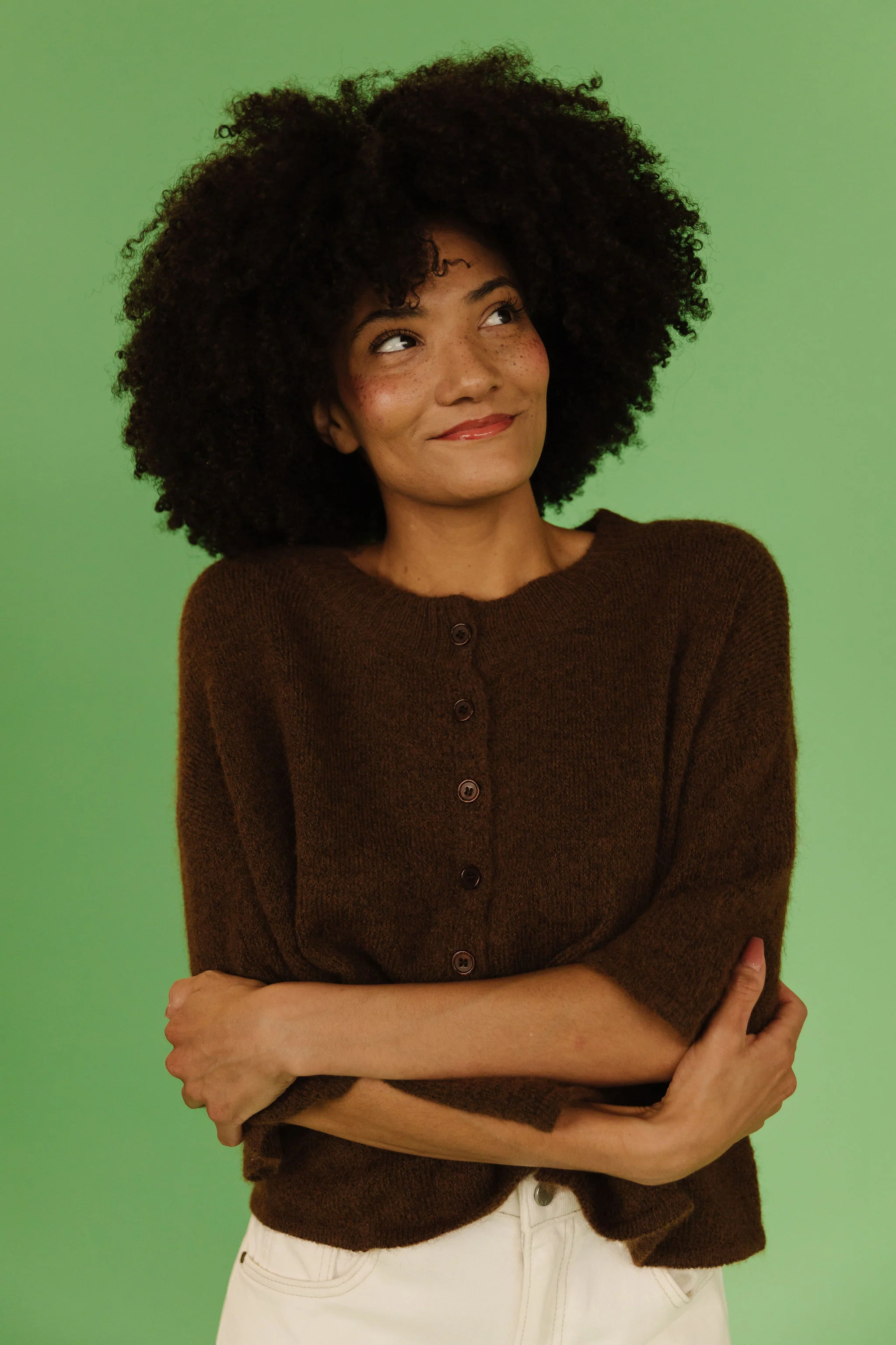 THE KATELYNN KNIT CARDIGAN IN BROWN - Image 9