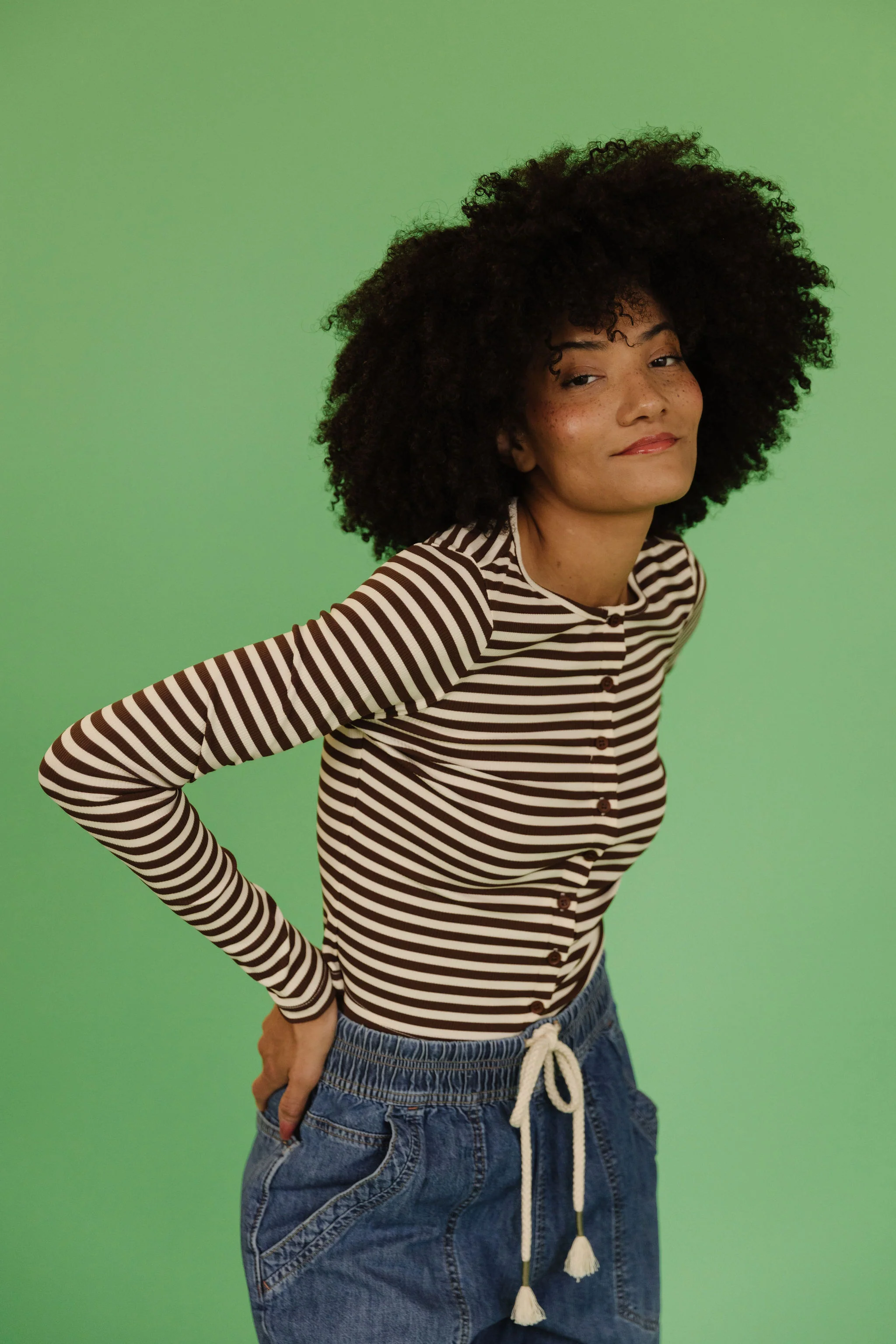 THE KELLY STRIPED TOP IN BROWN - Image 5