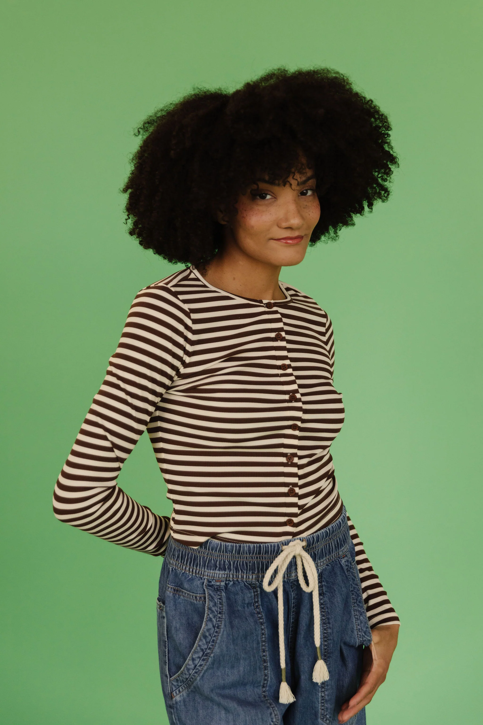 THE KELLY STRIPED TOP IN BROWN - Image 7
