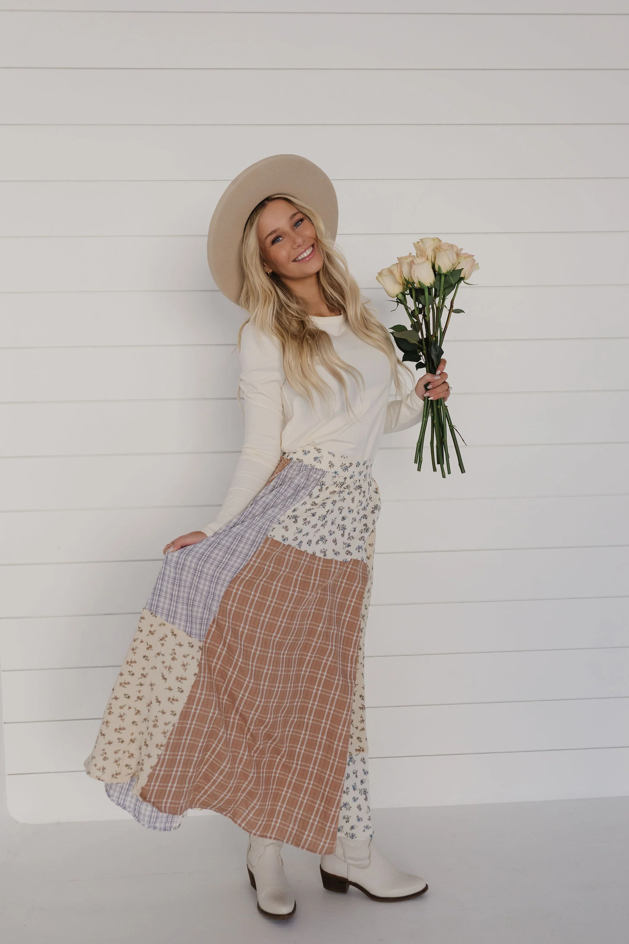THE LAUREN CURVED HEM LONG SLEEVE TOP IN CREAM - Image 4